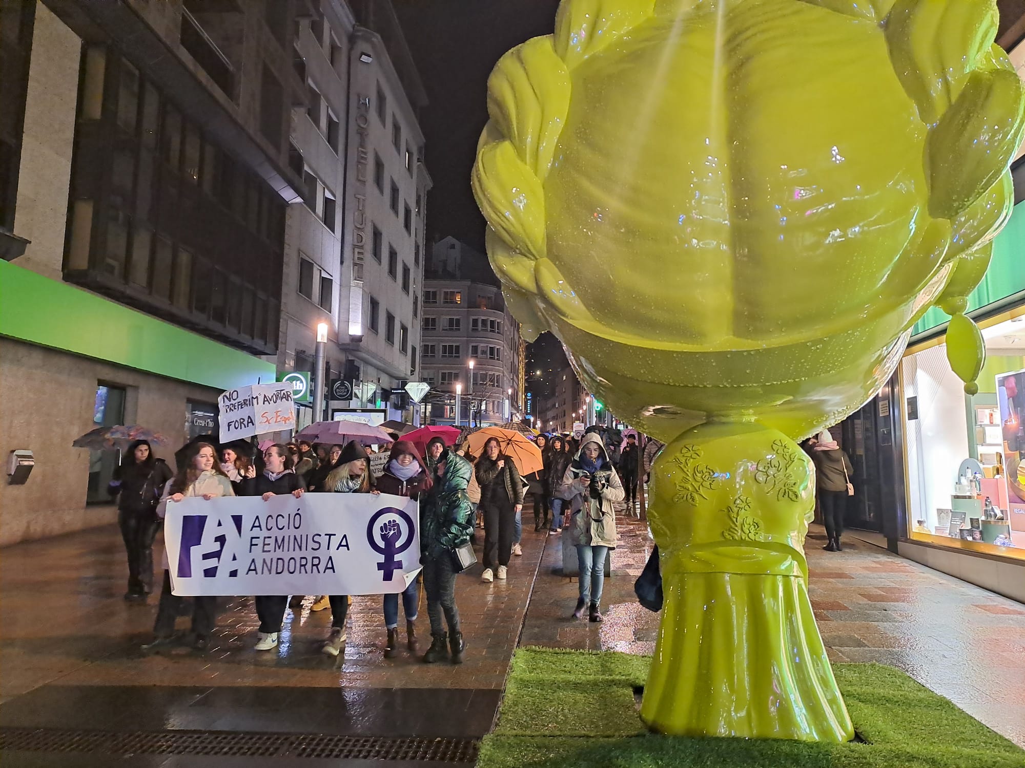 La manifestació passa pel costat d'una de les escultures de Frida Kahlo.