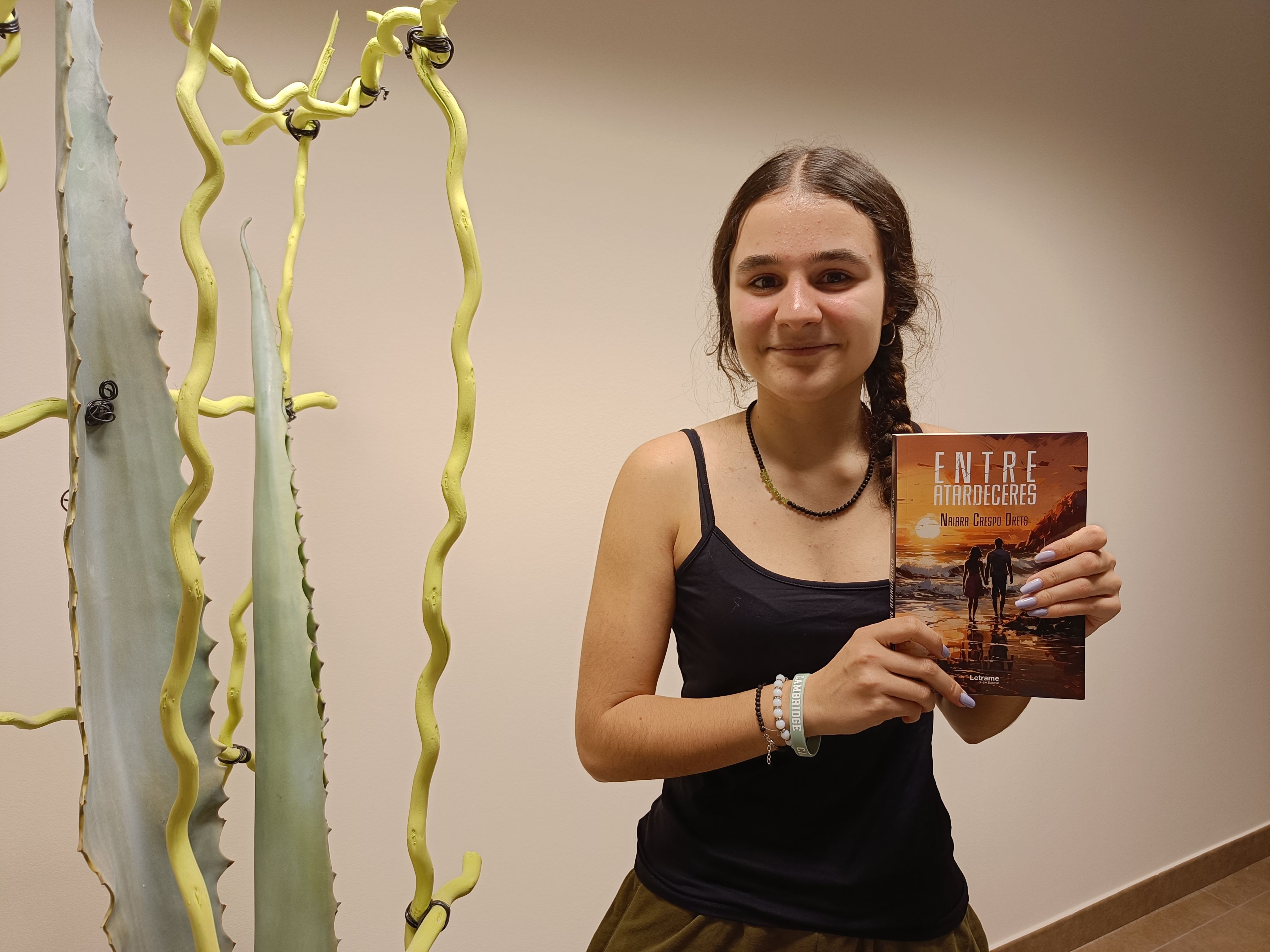 La Naiara Crespo Drets amb el seu primer llibre, 'Entre atardeceres'. La Naiara Crespo Drets amb el seu primer llibre, 'Entre atardeceres'.