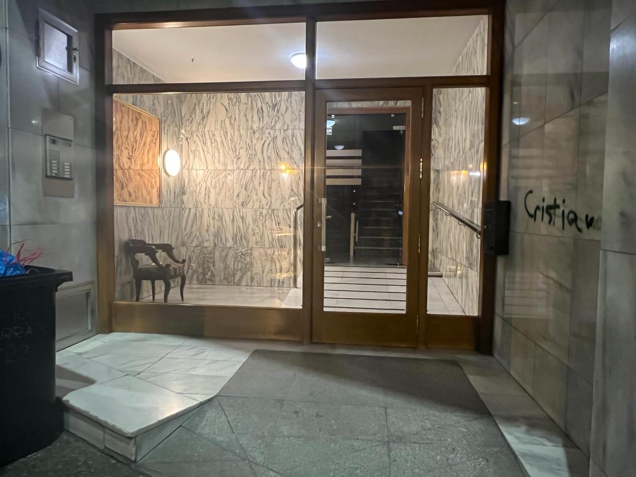 La policia va fer vigilàncies al tomb de l'escala de l'edifici on vivien els dos principals detinguts.