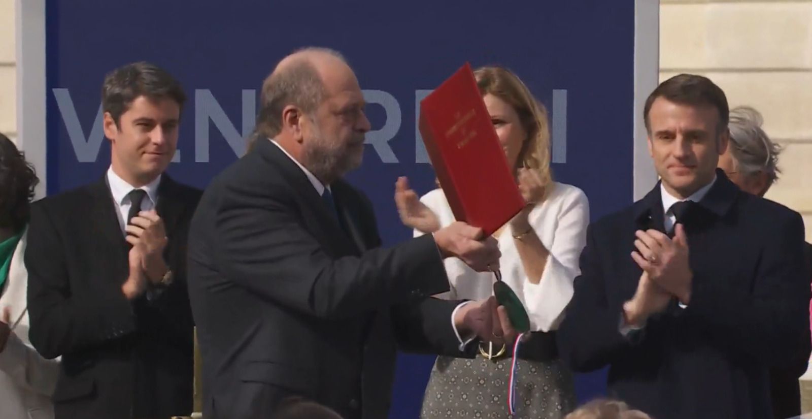 Macron, a la dreta, aplaudeix després de la inscripció oficial de l'avortament a la Carta Magna.