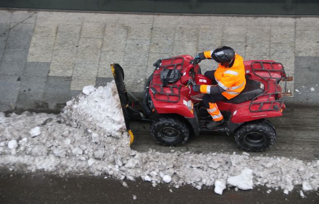 Un operari a Andorra la Vella neteja la neu.