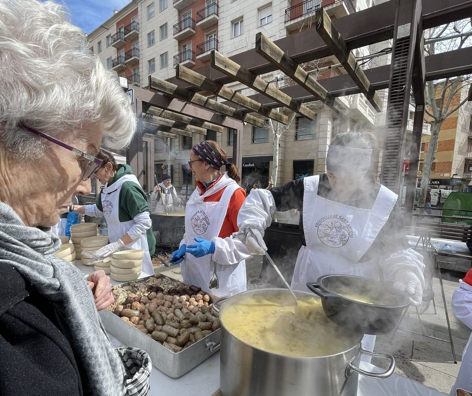 Repartint escudella.