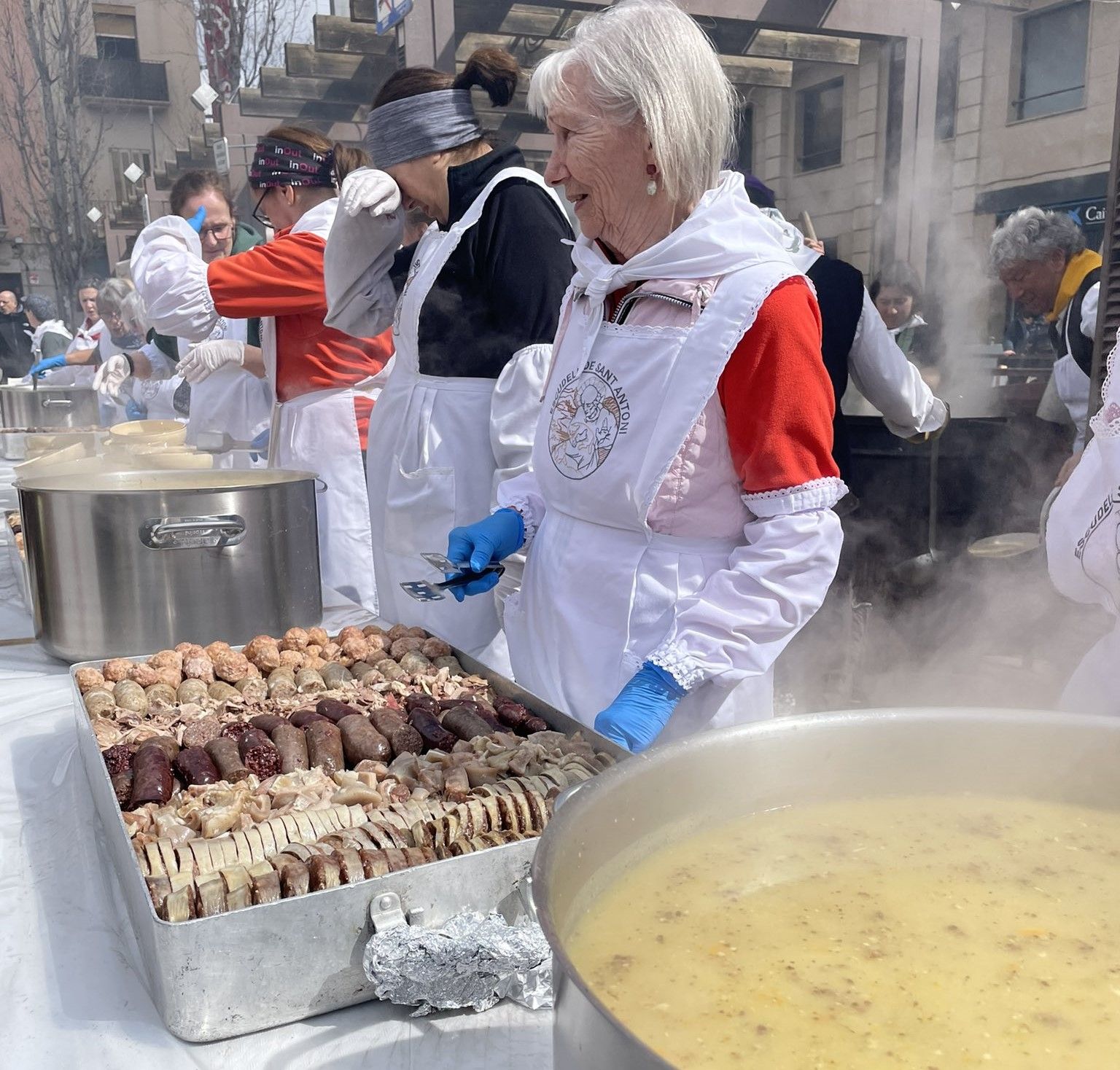 Preparant el plat típic andorrà.