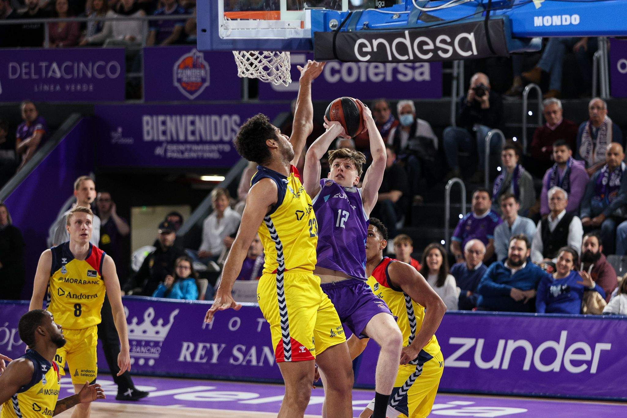 Ubal, un dels millors jugadors de la primera part, entrant a cistella. La portaveu del Sindicat, Rebeca Bonache.