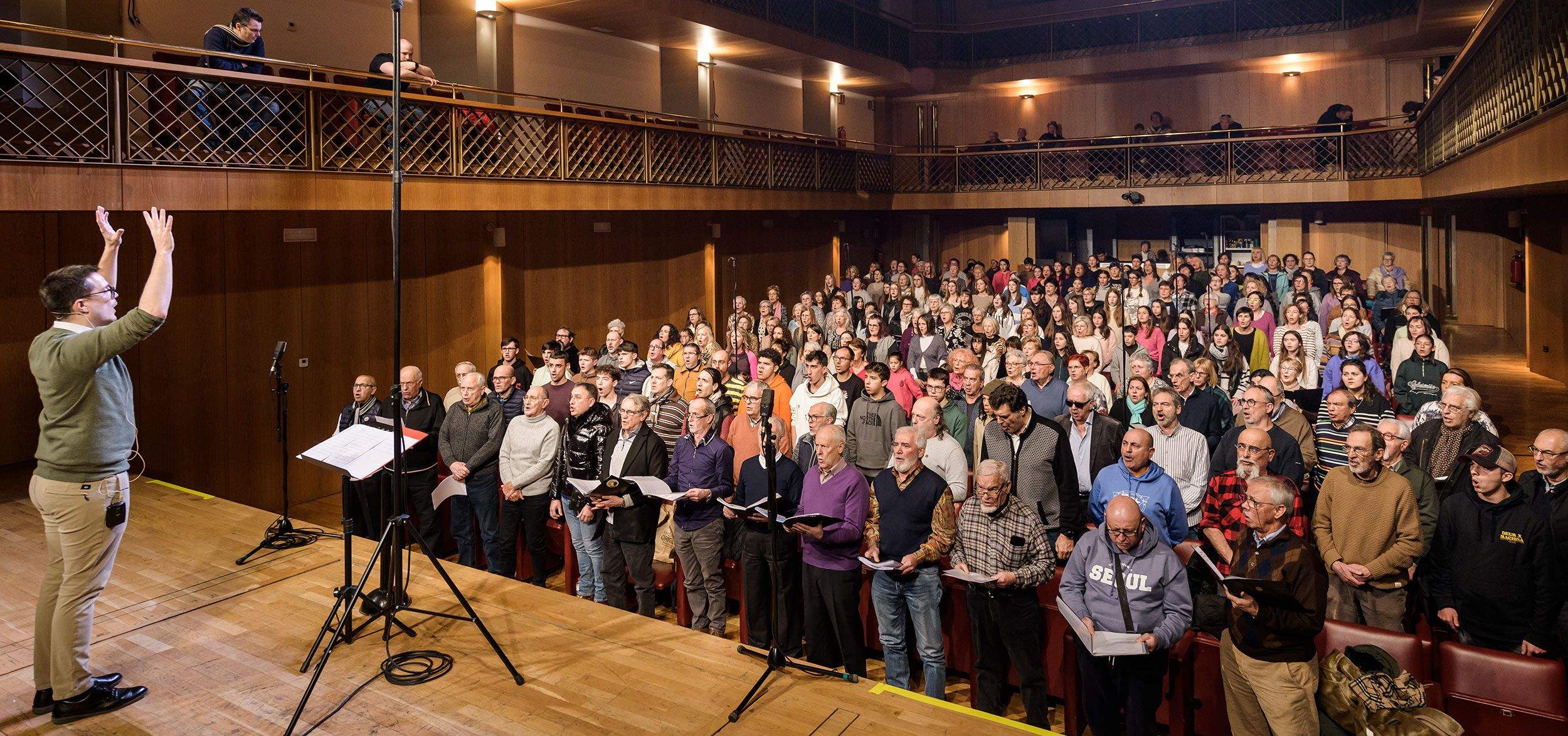 La gravació de l'himne amb les corals.