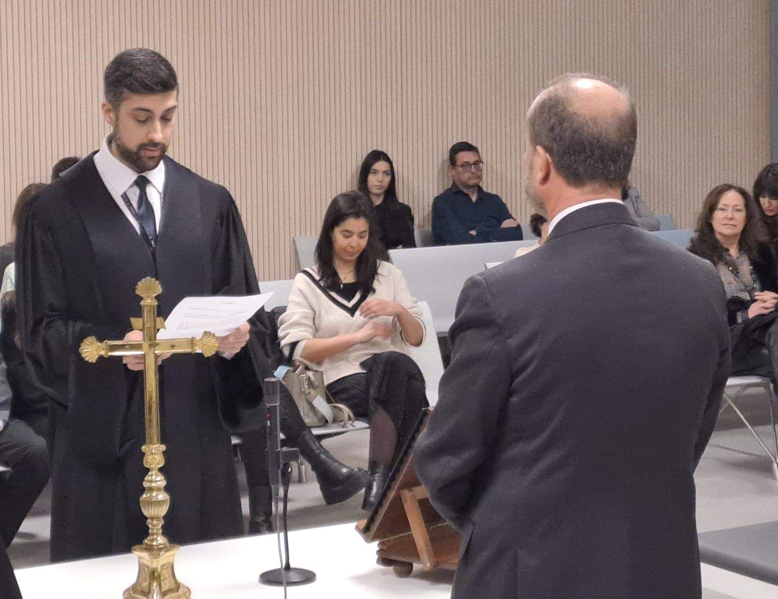 Rossel escolta el breu discurs de Ferreira després de prendre possessió com a fiscal adjunt.