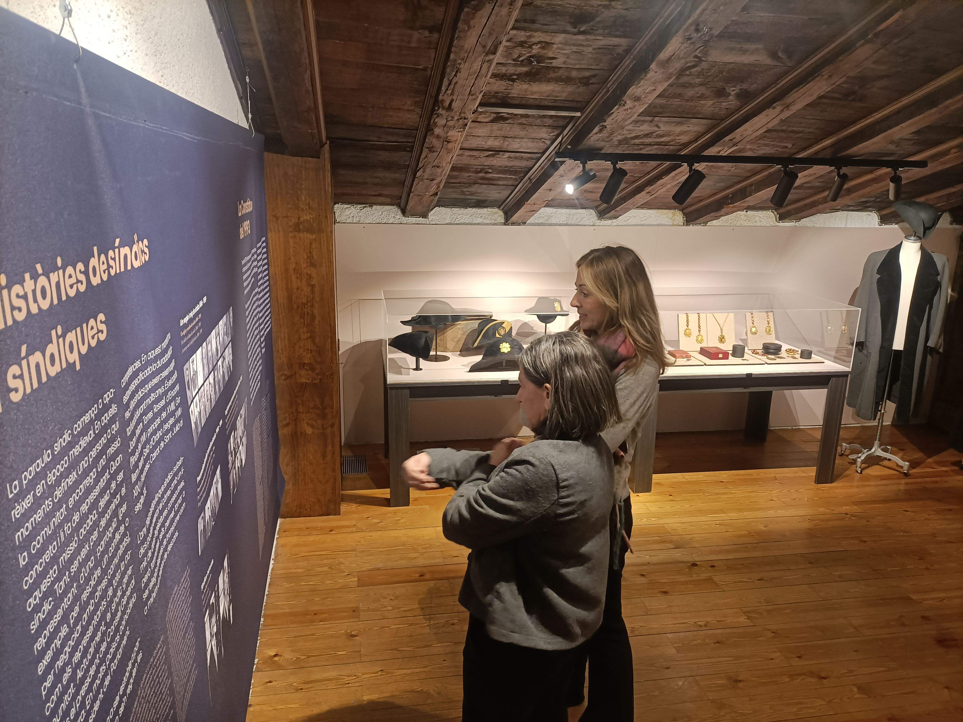 La sala amb la vestimenta gtradicional dels consellers generals.