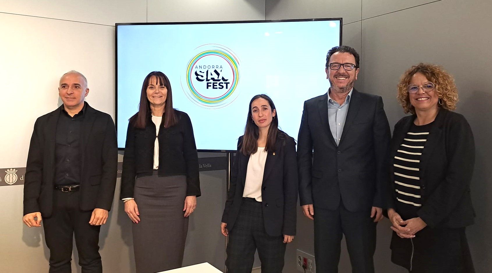 Els impulsors del festival amb el logotip del certamen.