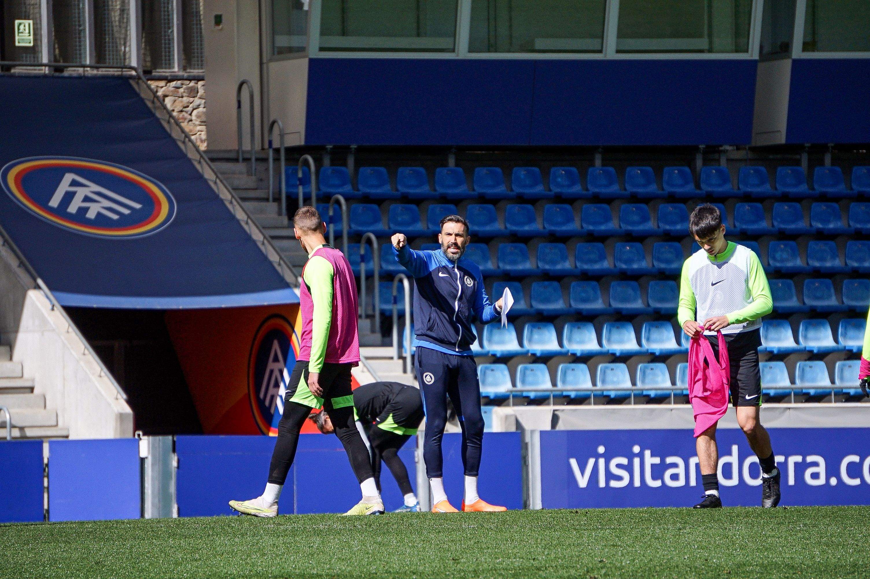Sarabia donant instruccions en el darrer entrenament abans de viatjar a València.