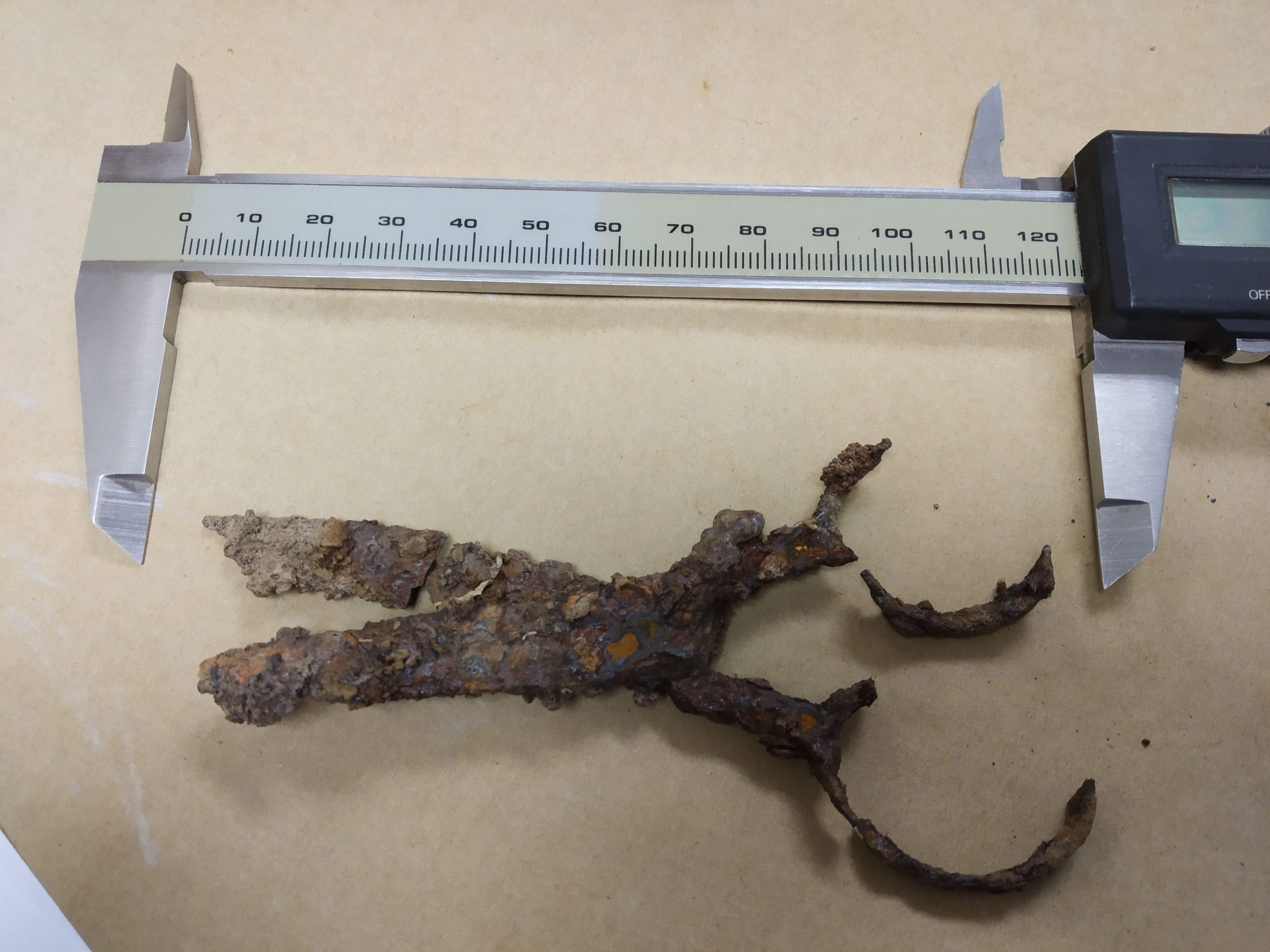 Unes tisores de ferro procedents del jaciment de la Margineda que es restauraran.