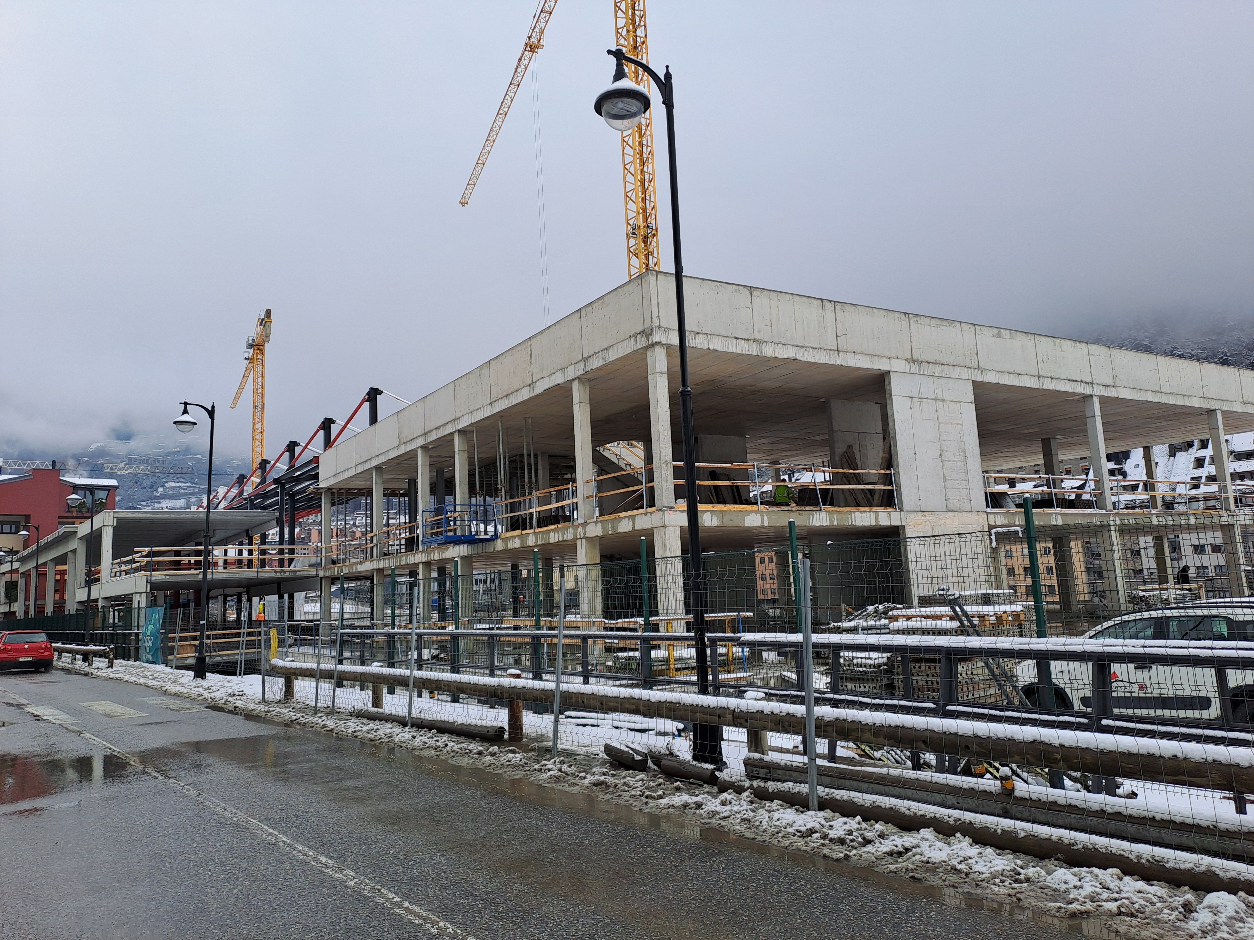 Un dels trams de la graderia del nou estadi ja és perfectament visible.