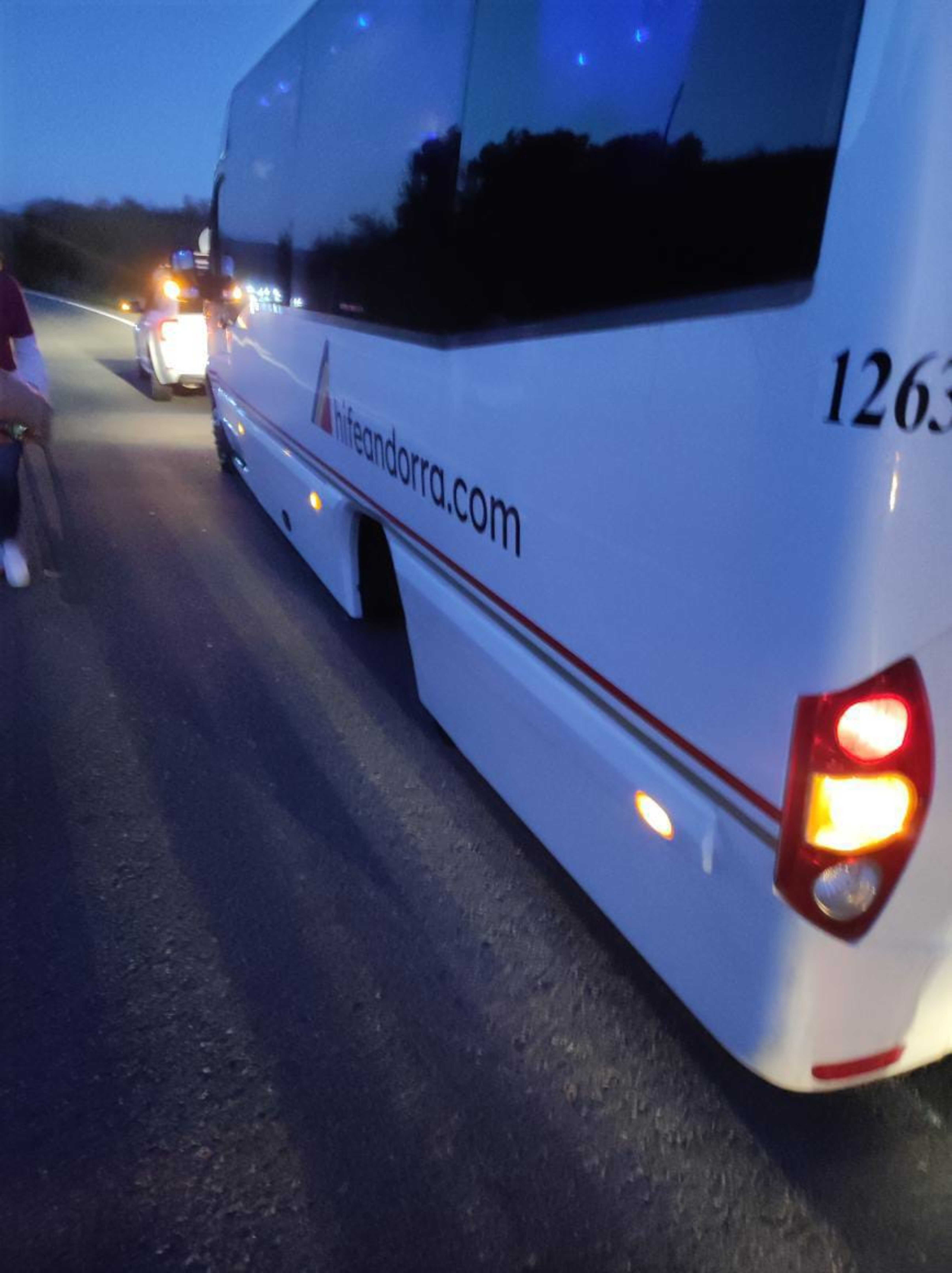 Una imatge del bus ja sense rodes posteriors. Una imatge del bus ja sense rodes posteriors.