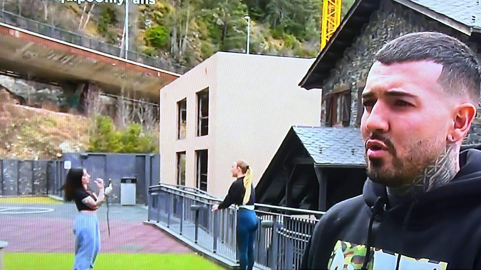 Sergio Fuentes durant l'emissió de 'Equipo de Investigación' amb algunes de les 'seves' models darrere, en els apartaments a Encamp on s'allotgen. La portaveu del Sindicat, Rebeca Bonache.