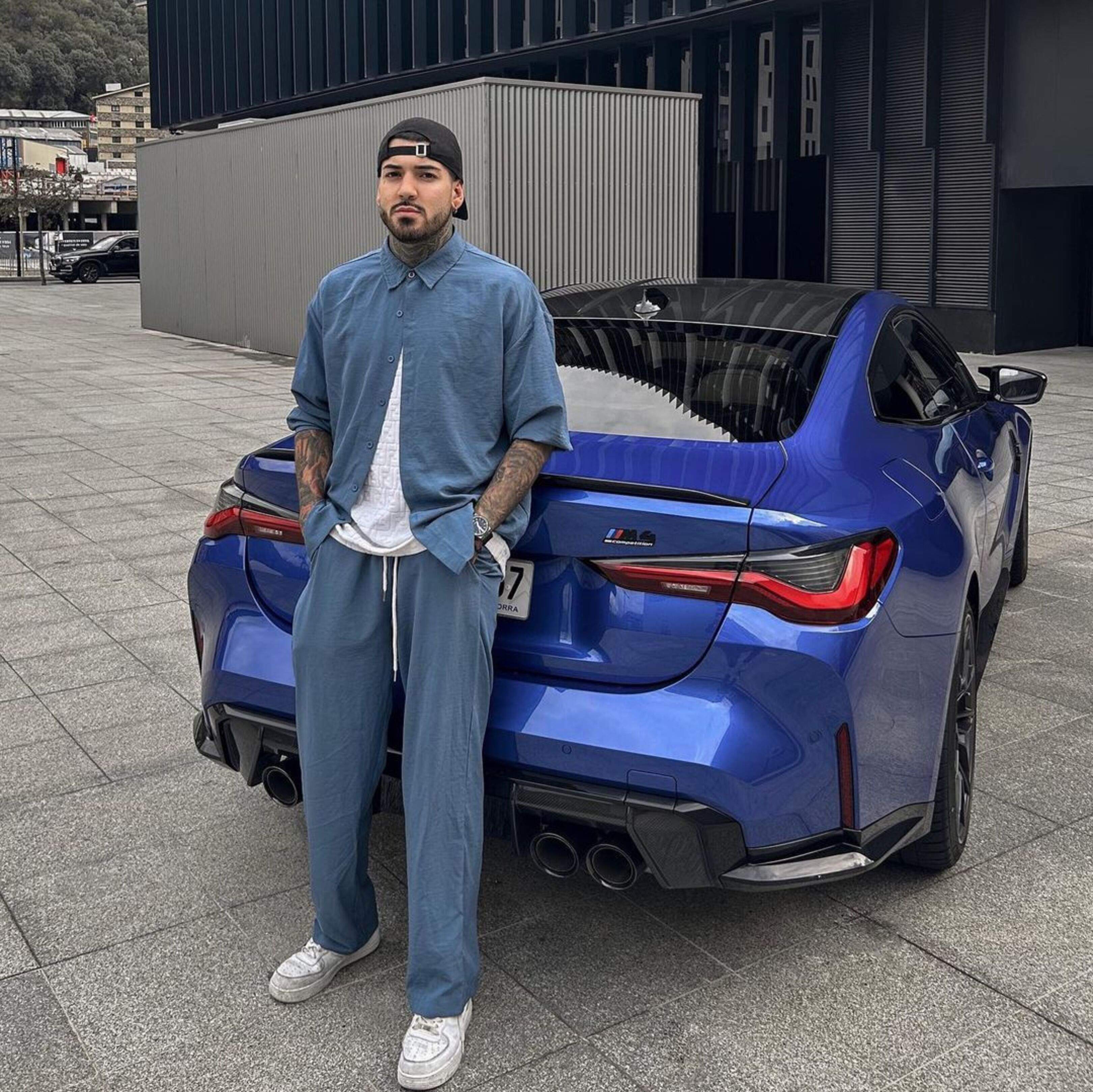 Sergio Fuentes amb un dels seus cotxes fotografiar a la plaça posterior de la Seu de la Justícia. Sergio Fuentes amb un dels seus cotxes fotografiar a la plaça posterior de la Seu de la Justícia.
