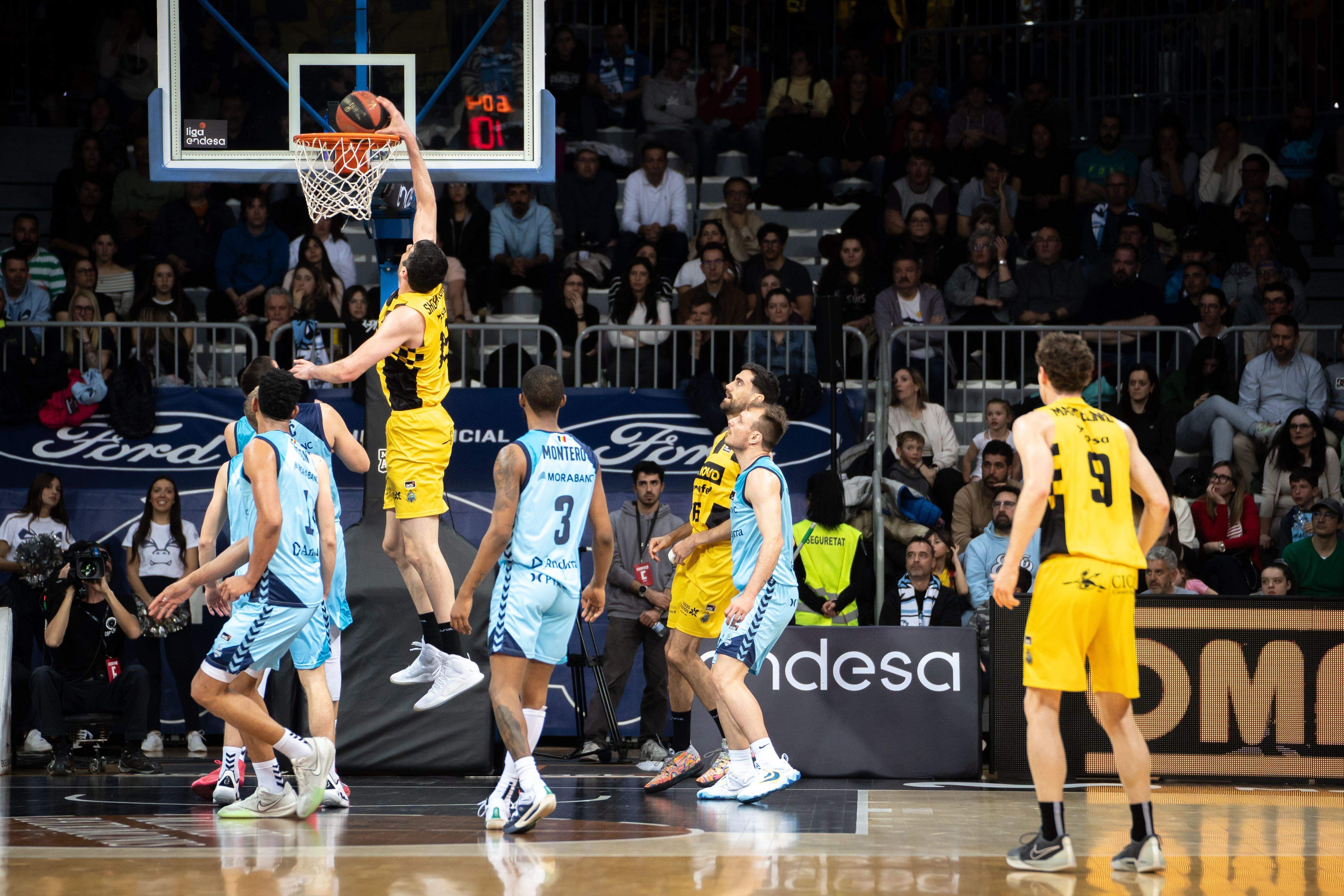 Gio Shermadini, MVP del partit, anotant davant la mirada dels jugadors del Morabanc.
