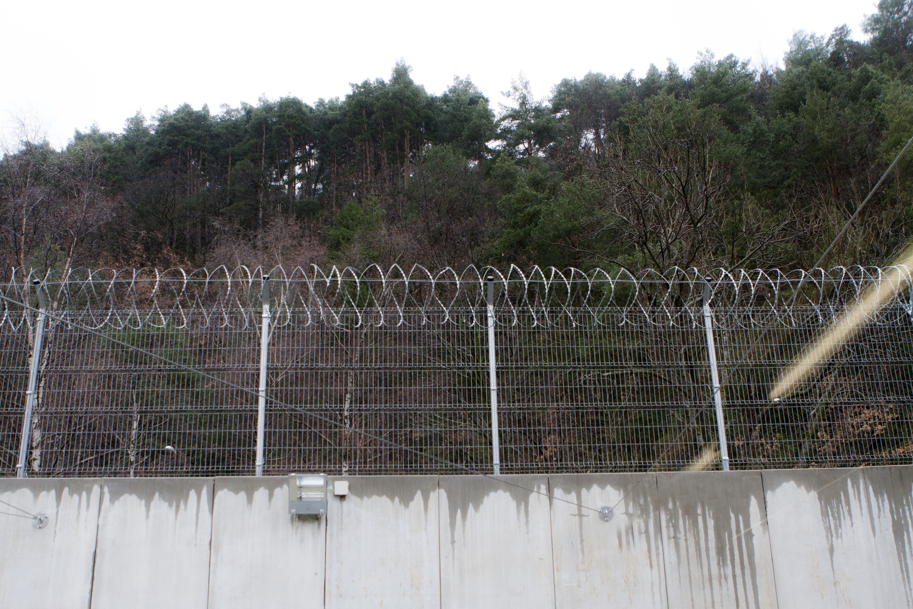 Una vista cap a l'exterior des d'un dels patis del centre penitenciari.