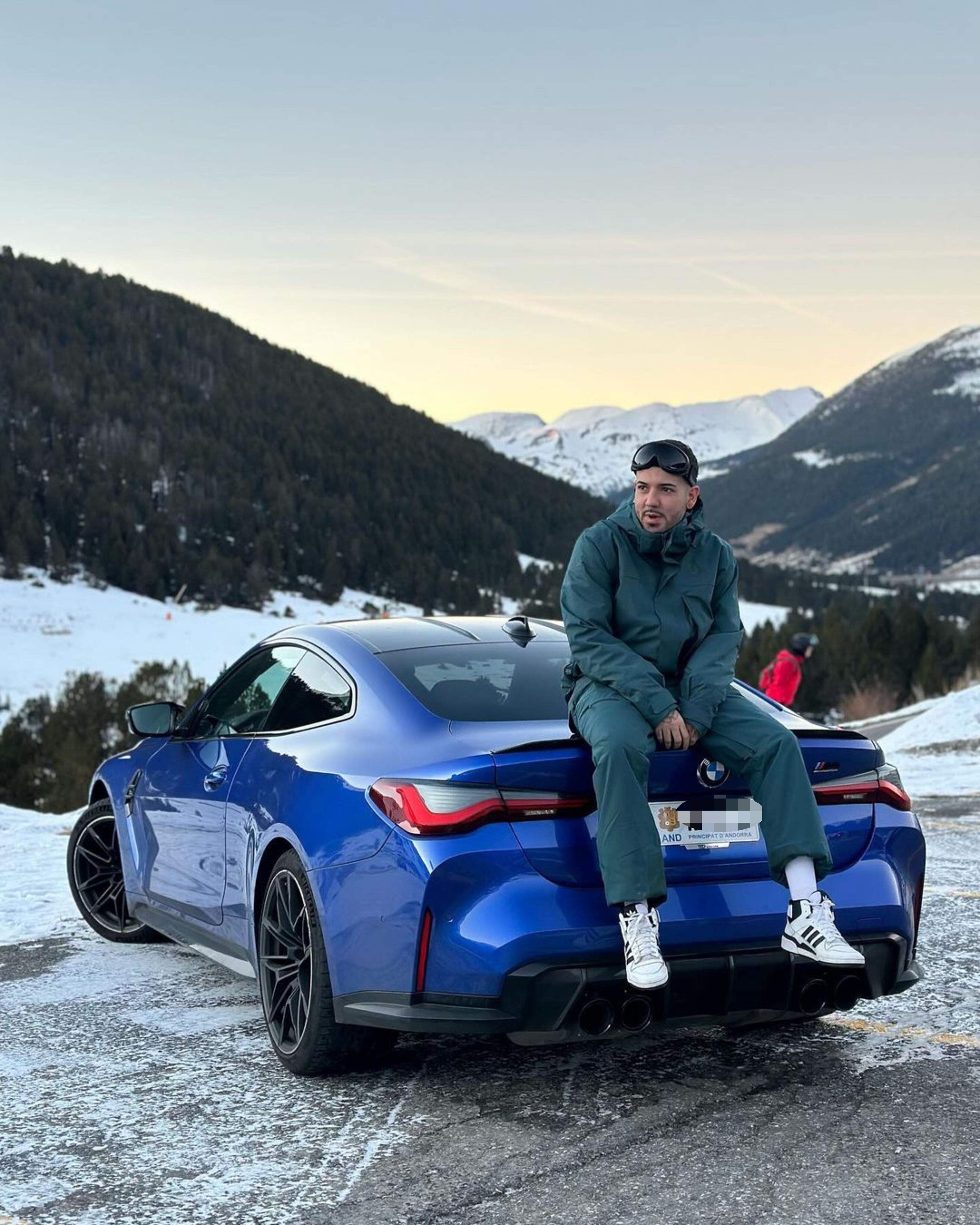 Sergio Fuentes damunt d'un dels cotxes que llueix per paratges andorrans.