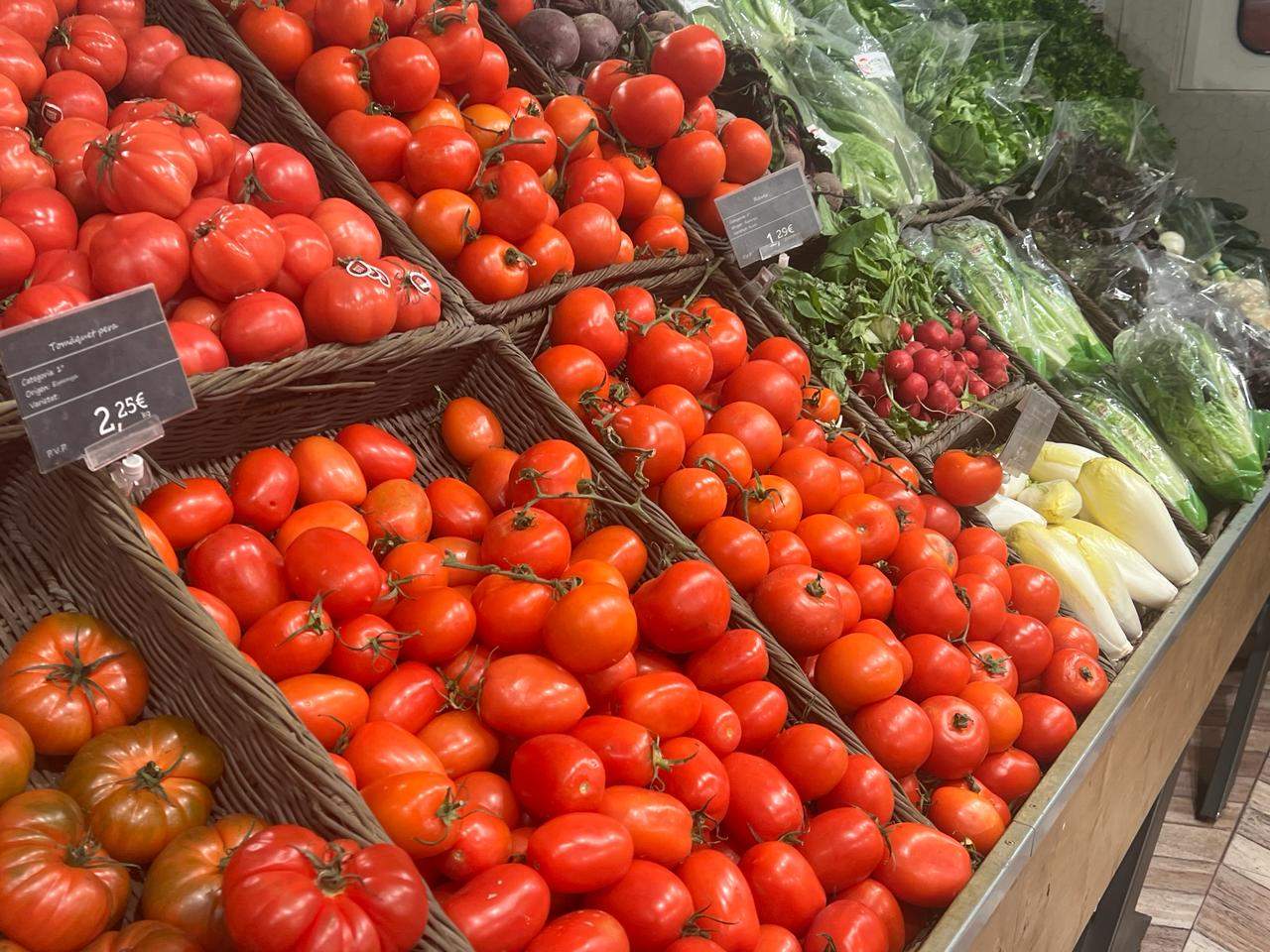 Verdures i hortalisses en un centre comercial. Verdures i hortalisses en un centre comercial.