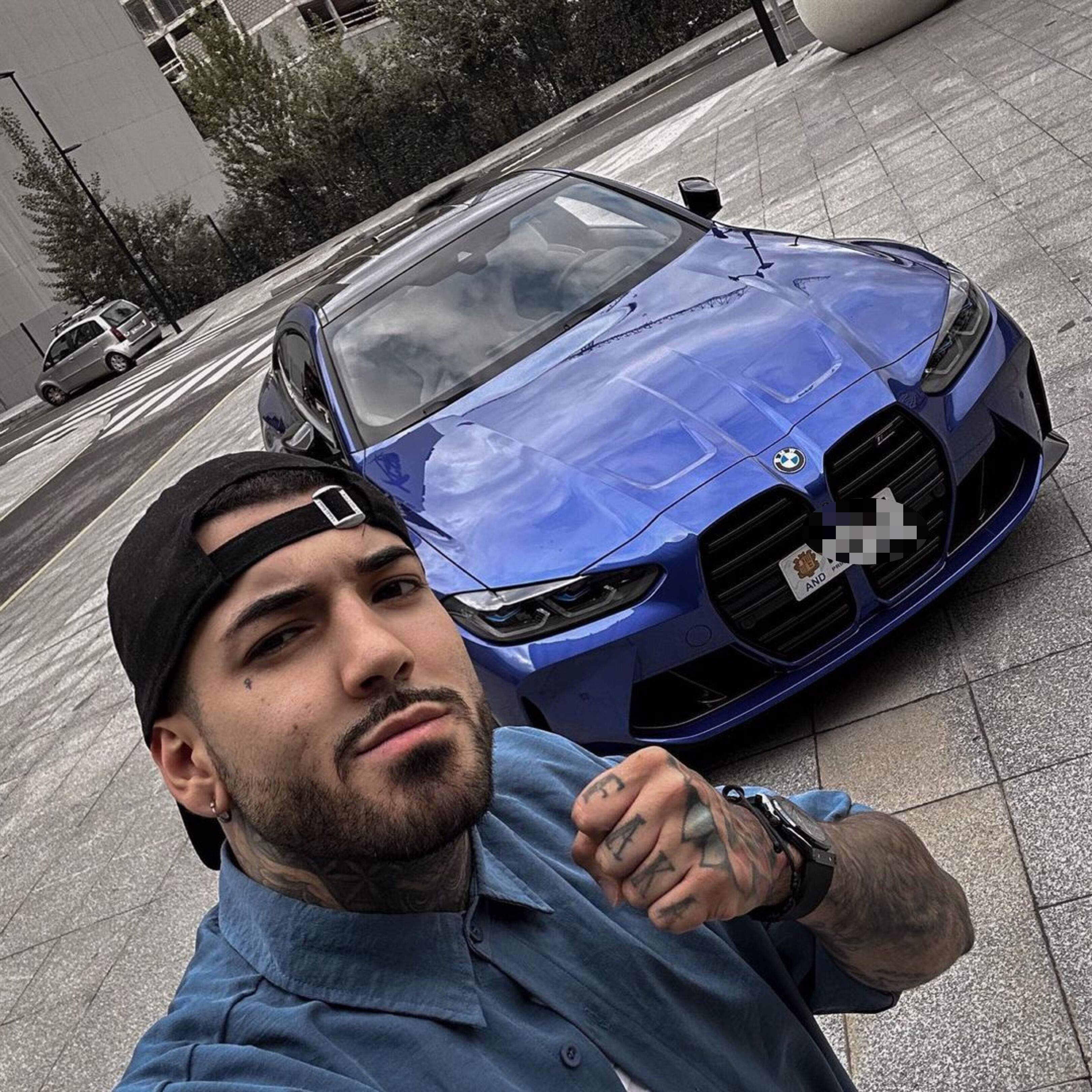 Sergio Fuentes amb un dels seus cotxes a la plaça posterior a la Seu de la Justícia.