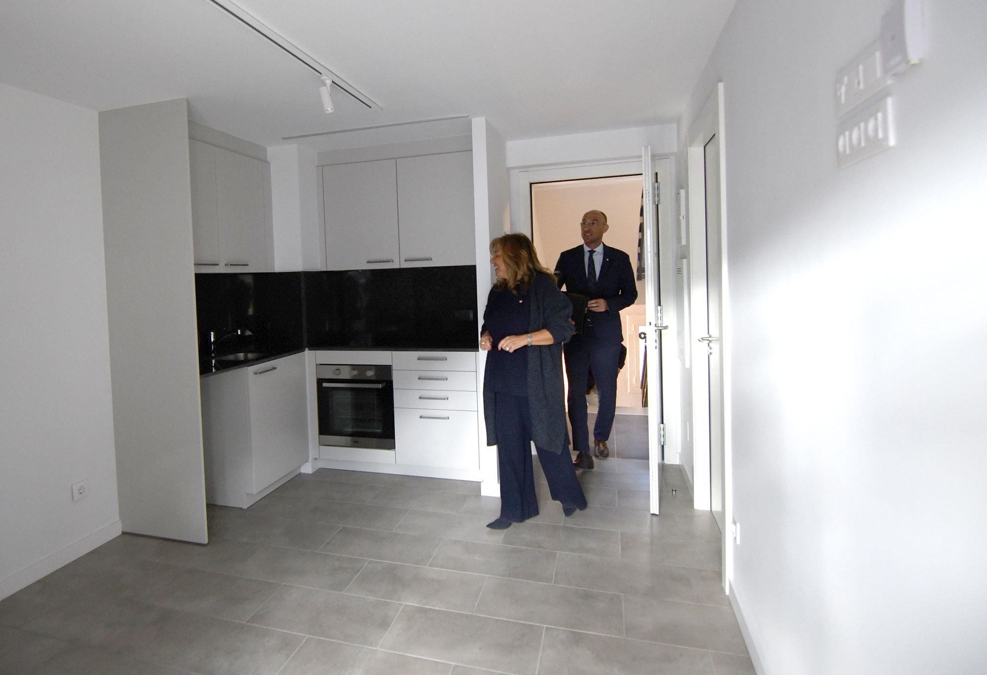 Marsol i Puy durant la visita als pisos de l'antic hotel Àrtic.