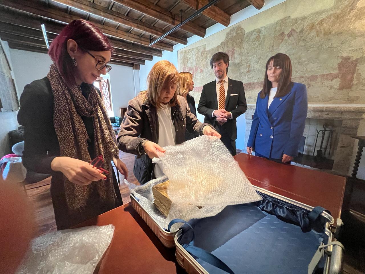 El llibre s'ha col·locat en un maletí de seguretat.