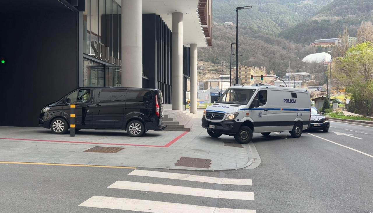 La comitiva policial accedint a la Seu de la Justícia.