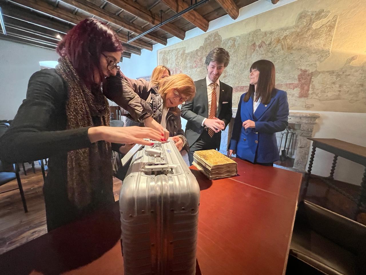 Preparant el maletí per encabir-hi el llibre.