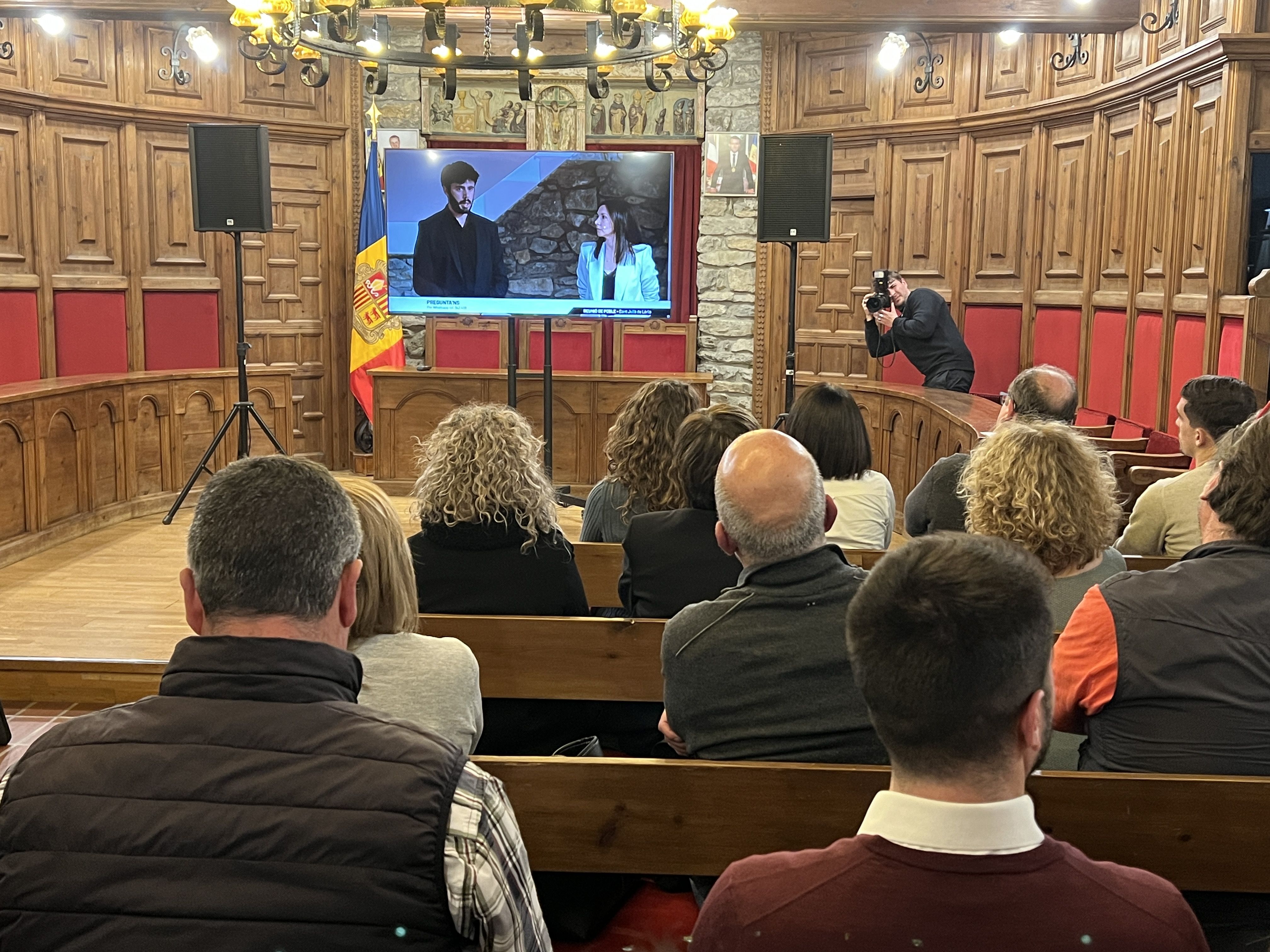 Seguint la reunió des de la sala de consell. Seguint la reunió des de la sala de consell.