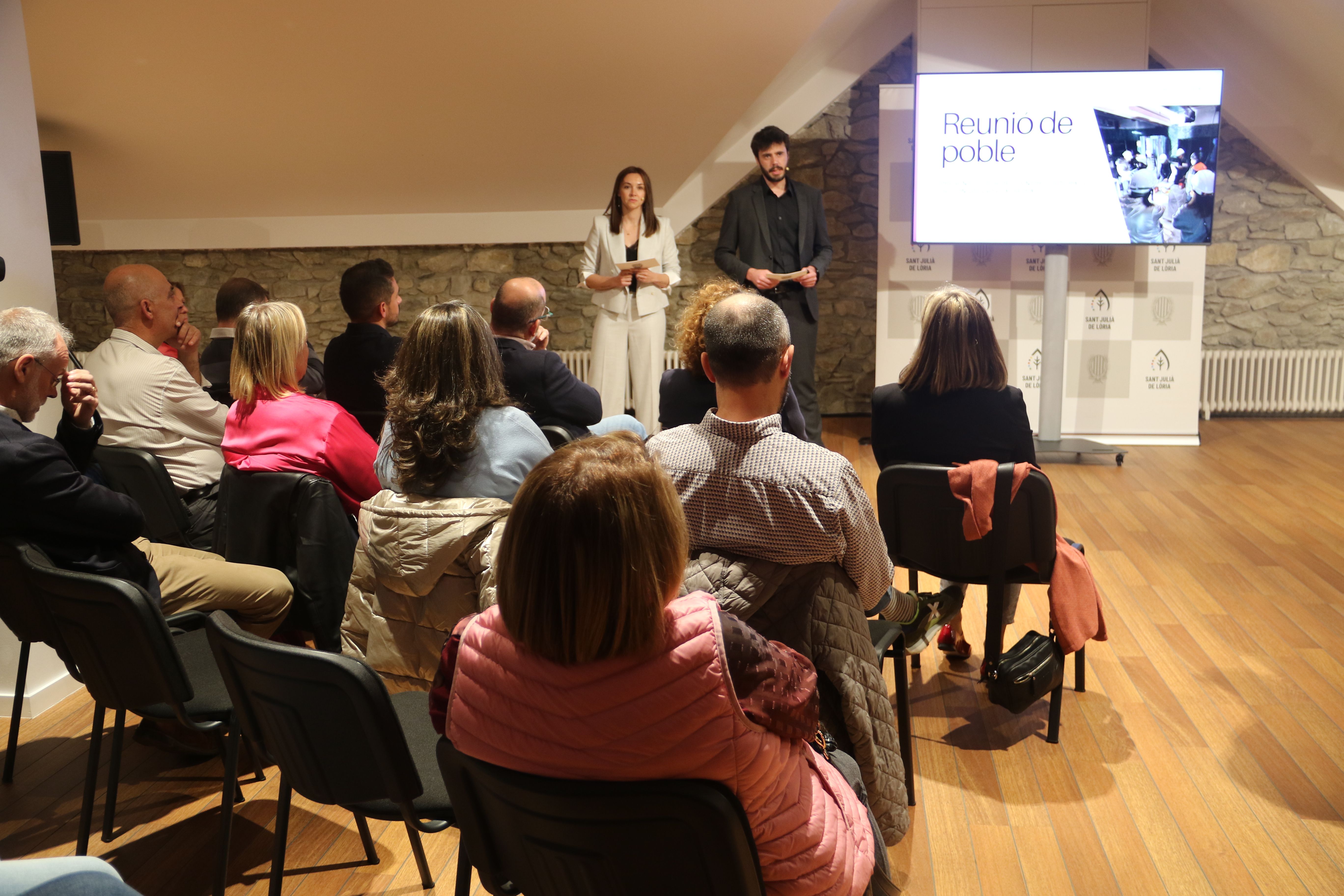 Un moment de la reunió a la sala Sergi Mas. Un moment de la reunió a la sala Sergi Mas.