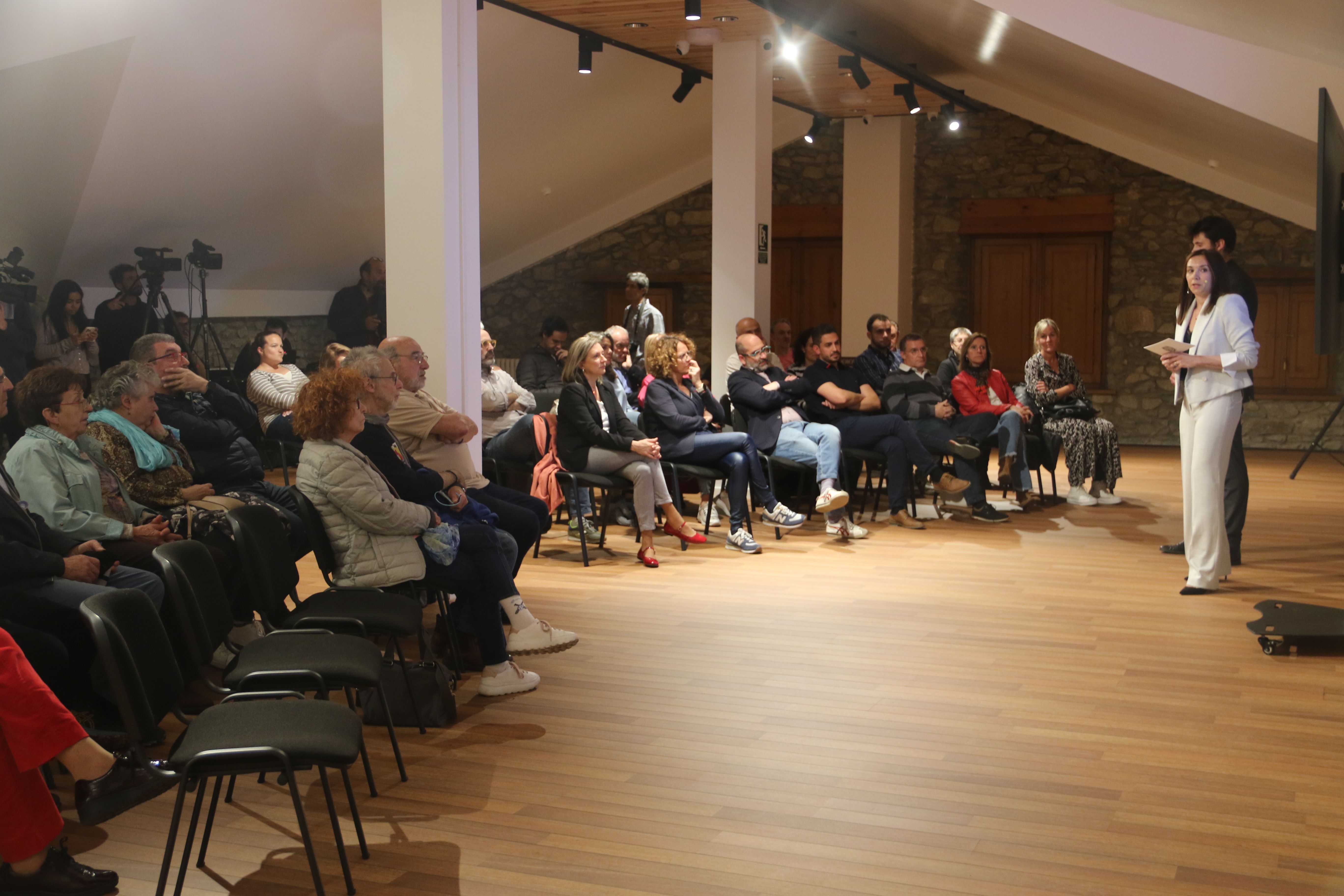 Els cònsols donant explicacions sobre la reforma del centre cultural. Els cònsols donant explicacions sobre la reforma del centre cultural.