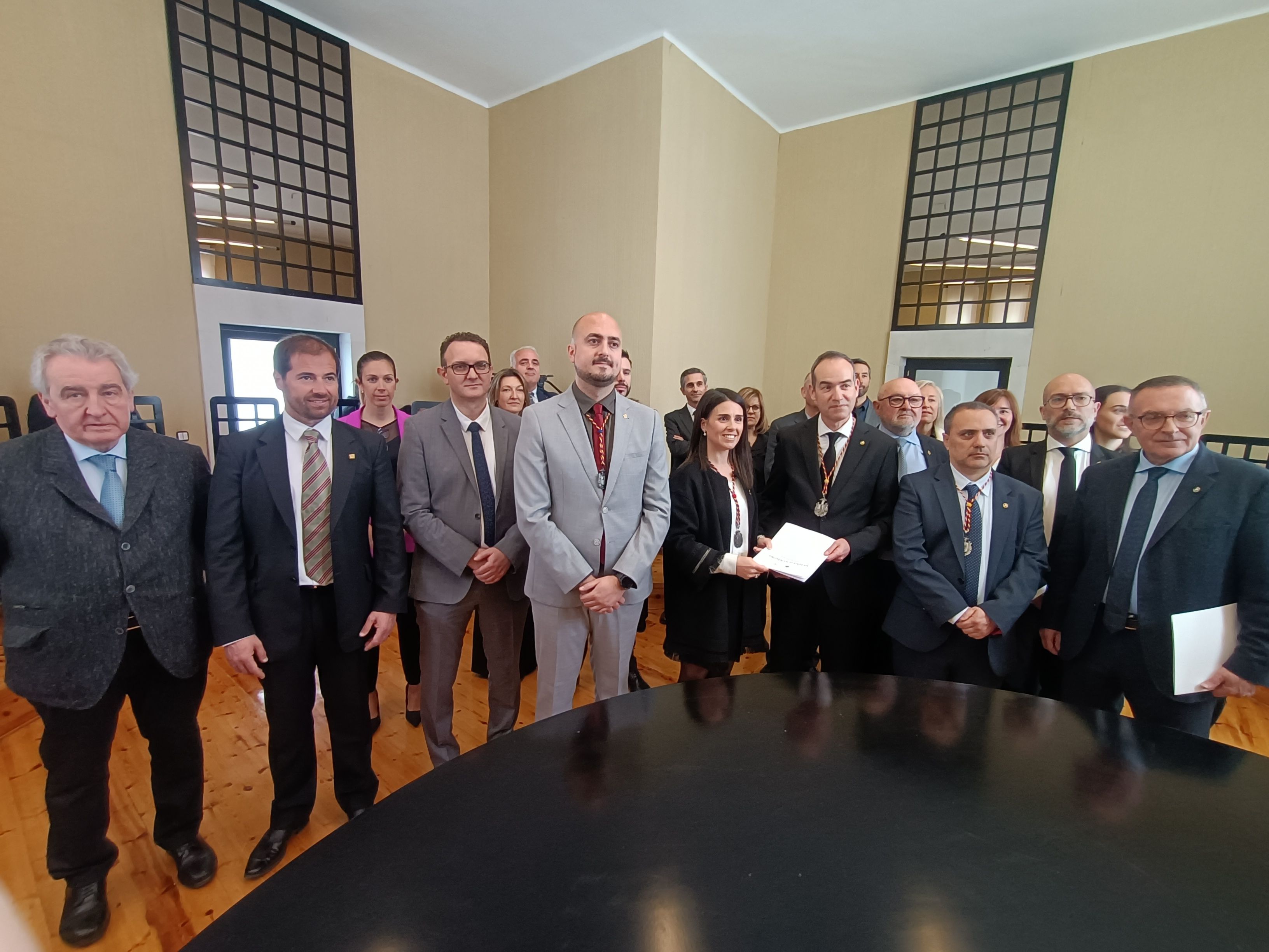 Fotografia de família amb cònsols i consellers d'Encamp i Canillo i els advocats
