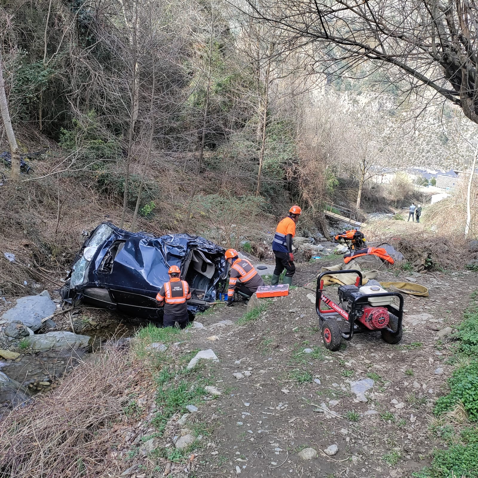 Els operaris treballant en la retirada del Porsche Cayenne.