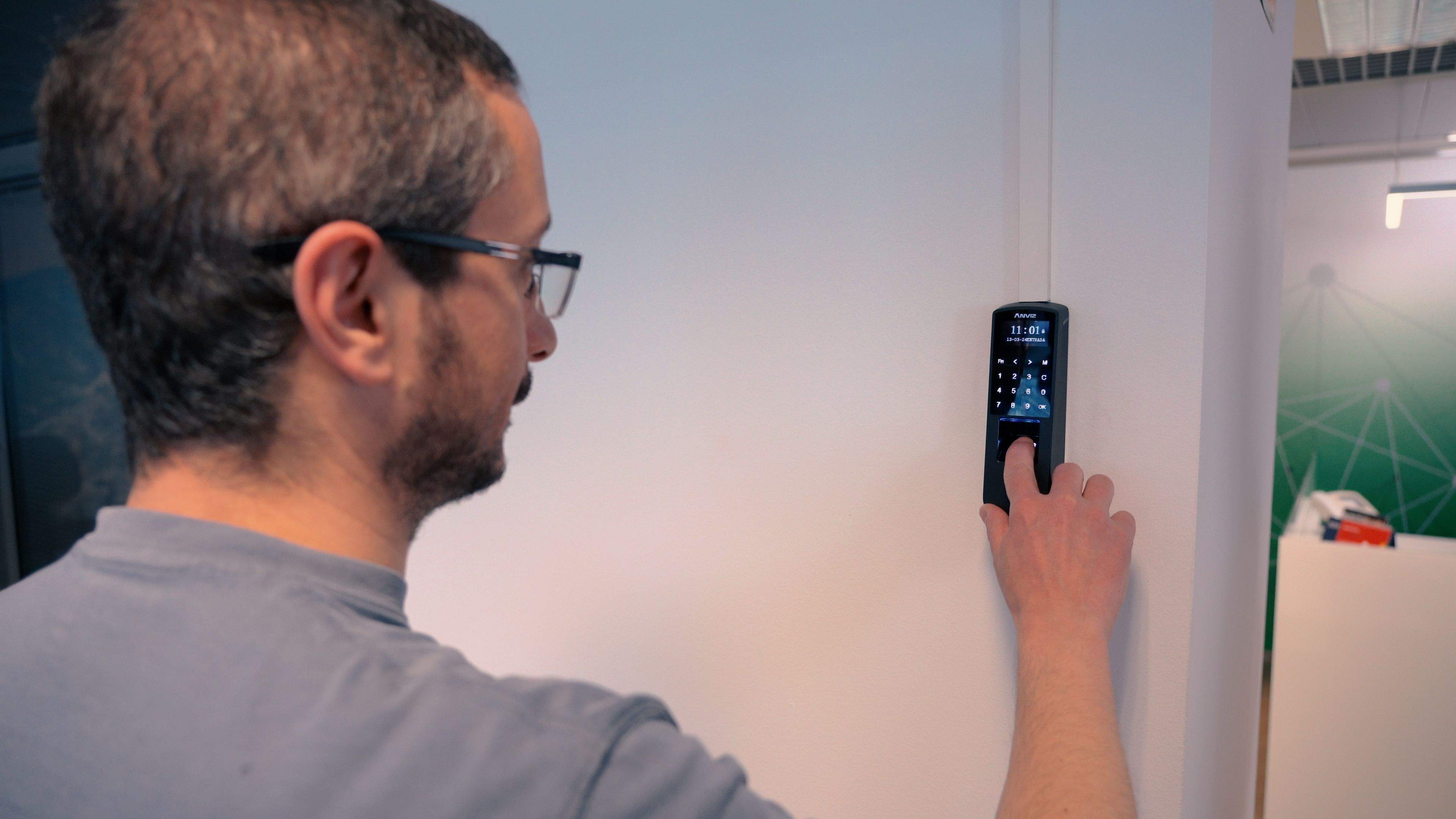 Un treballador fitxant a la feina