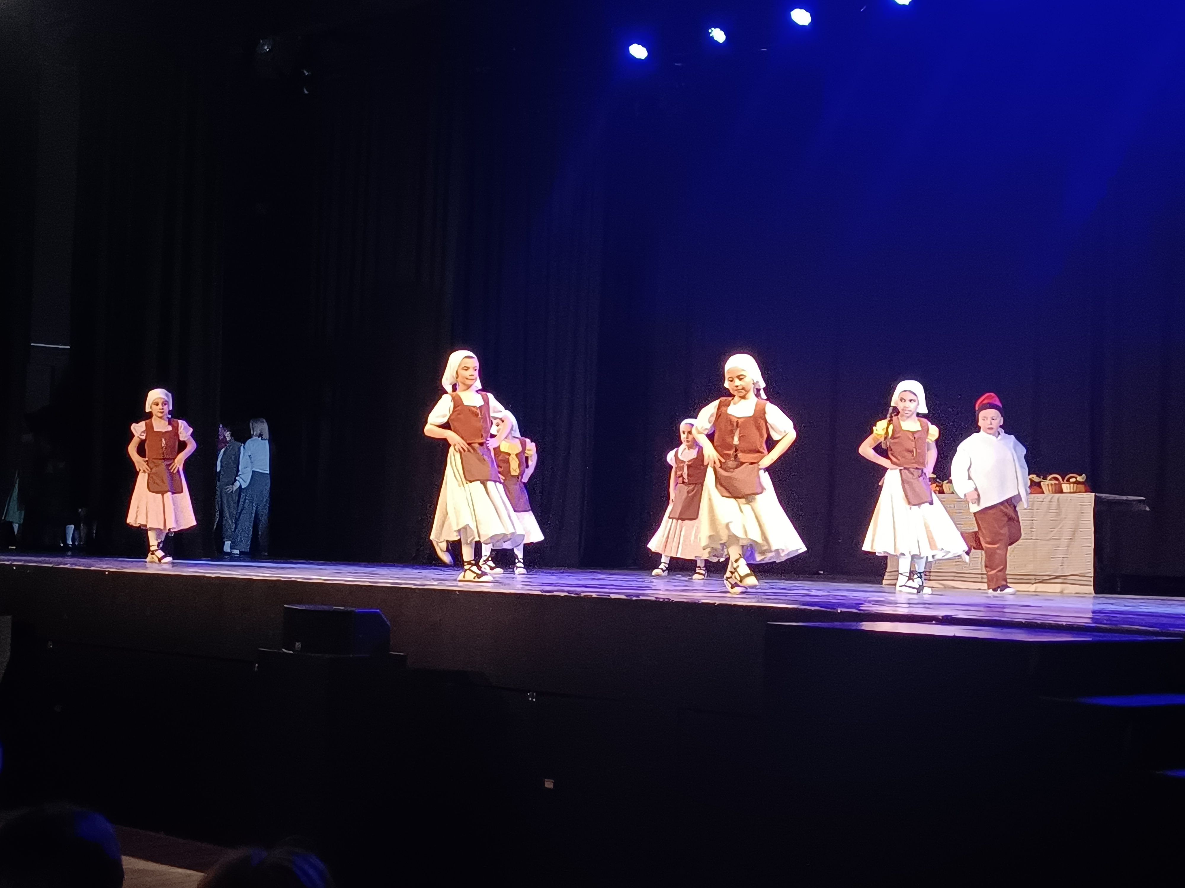 Esbart dansaire d'Andorra la Vella interpretant 'La rumba de les castanyes'.