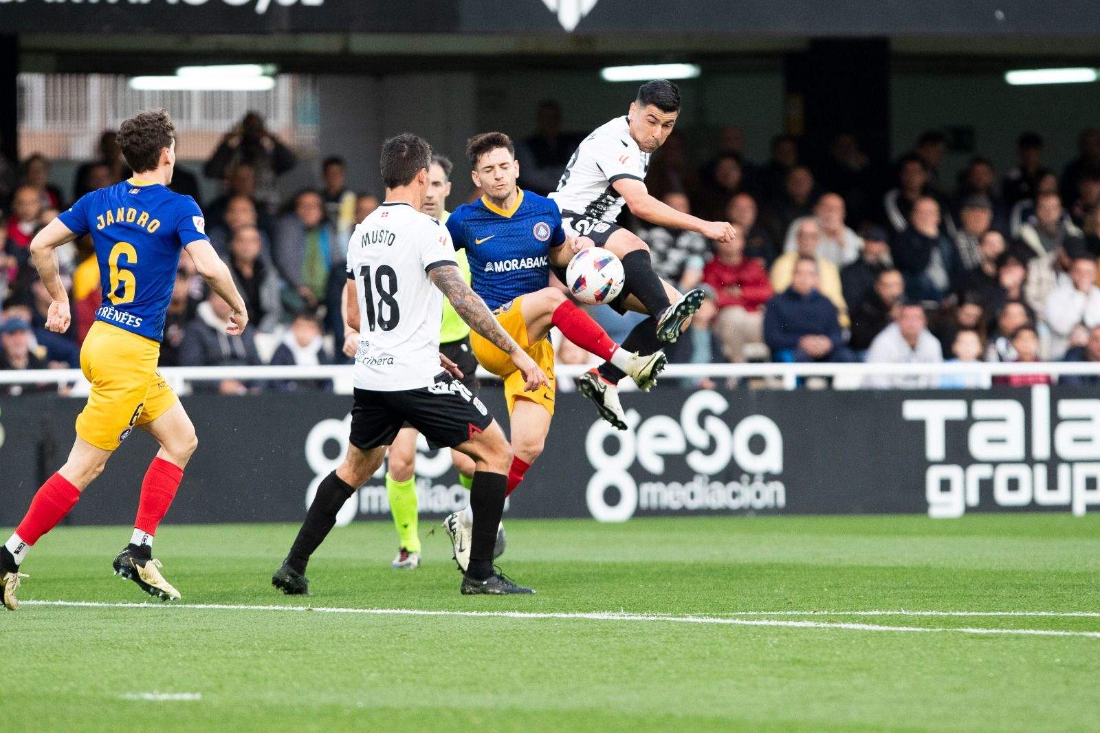 Iván Gil, en una disputa amb dos jugadors del Cartagena.
