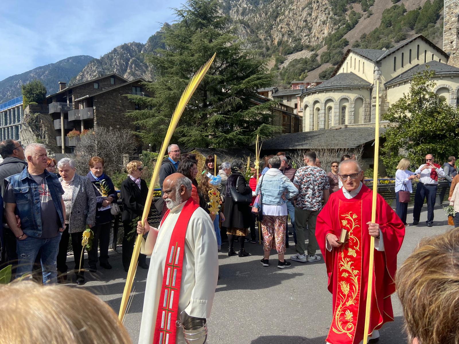 El moment en què els dos capellans han arribat a la plaça del Poble. El moment en què els dos capellans han arribat a la plaça del Poble.