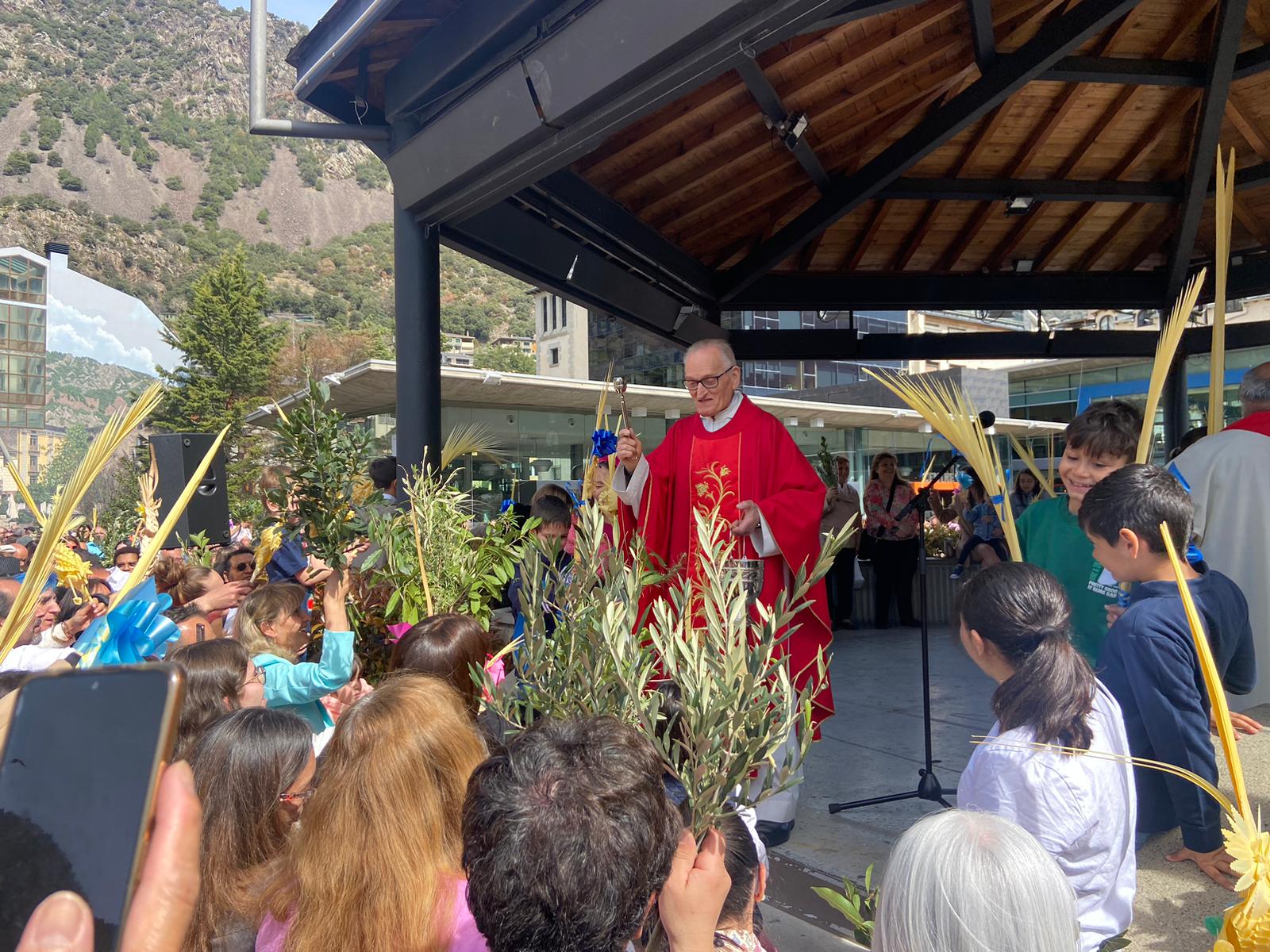 L'arxipreste beneint a tots els que s'han acostat. L'arxipreste beneint a tots els que s'han acostat.