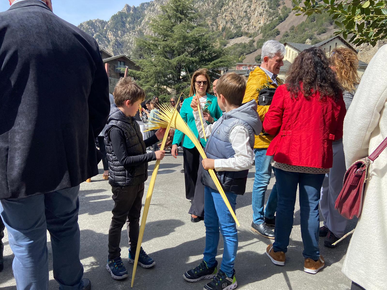 Els més menuts, ansiosos per la benedicció de la palma. Els més menuts, ansiosos per la benedicció de la palma.