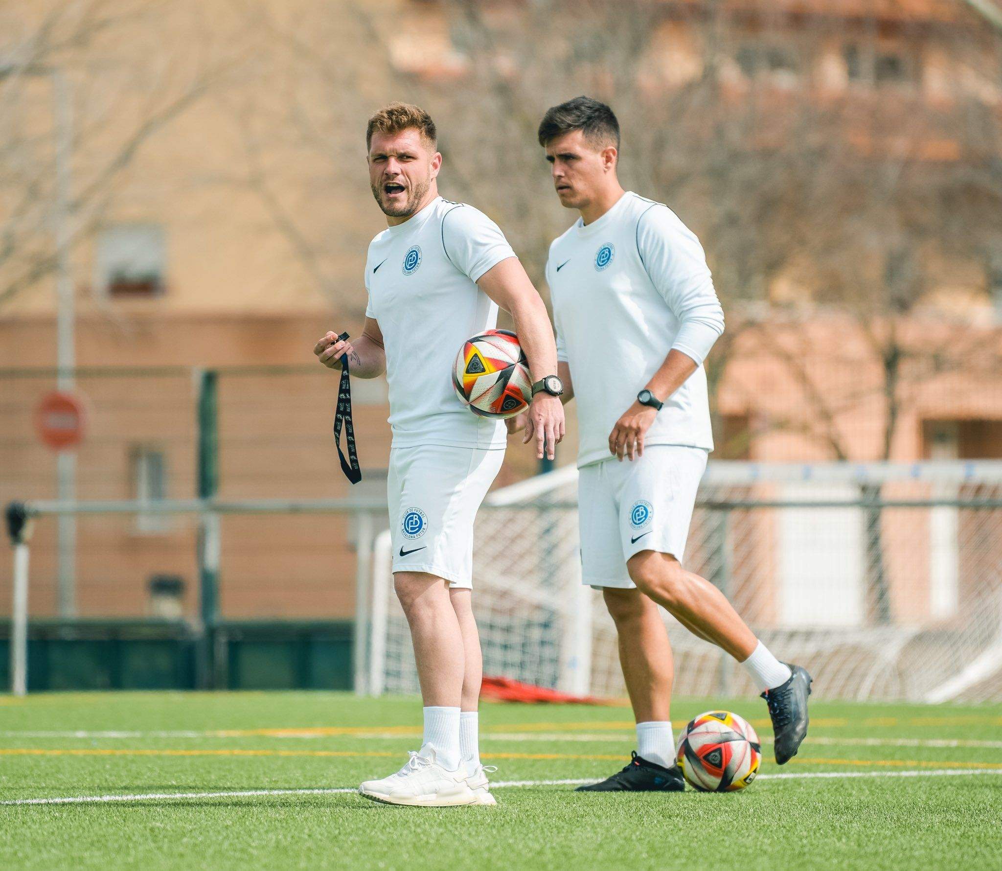 Costa, a l'esquerra, amb un dels seus ajudants al Badalona Futur.