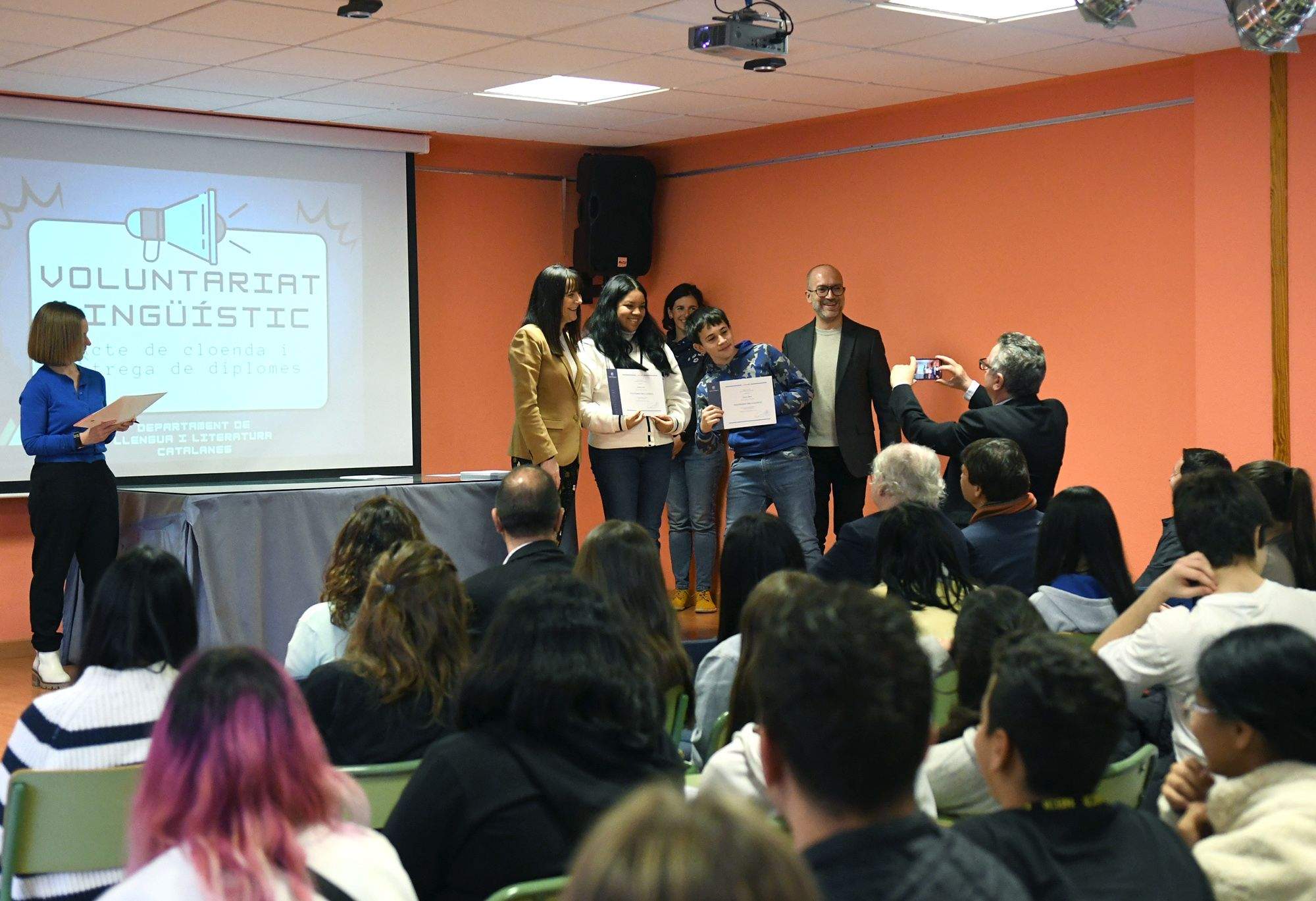 Un instant del lliurament dels certificats.