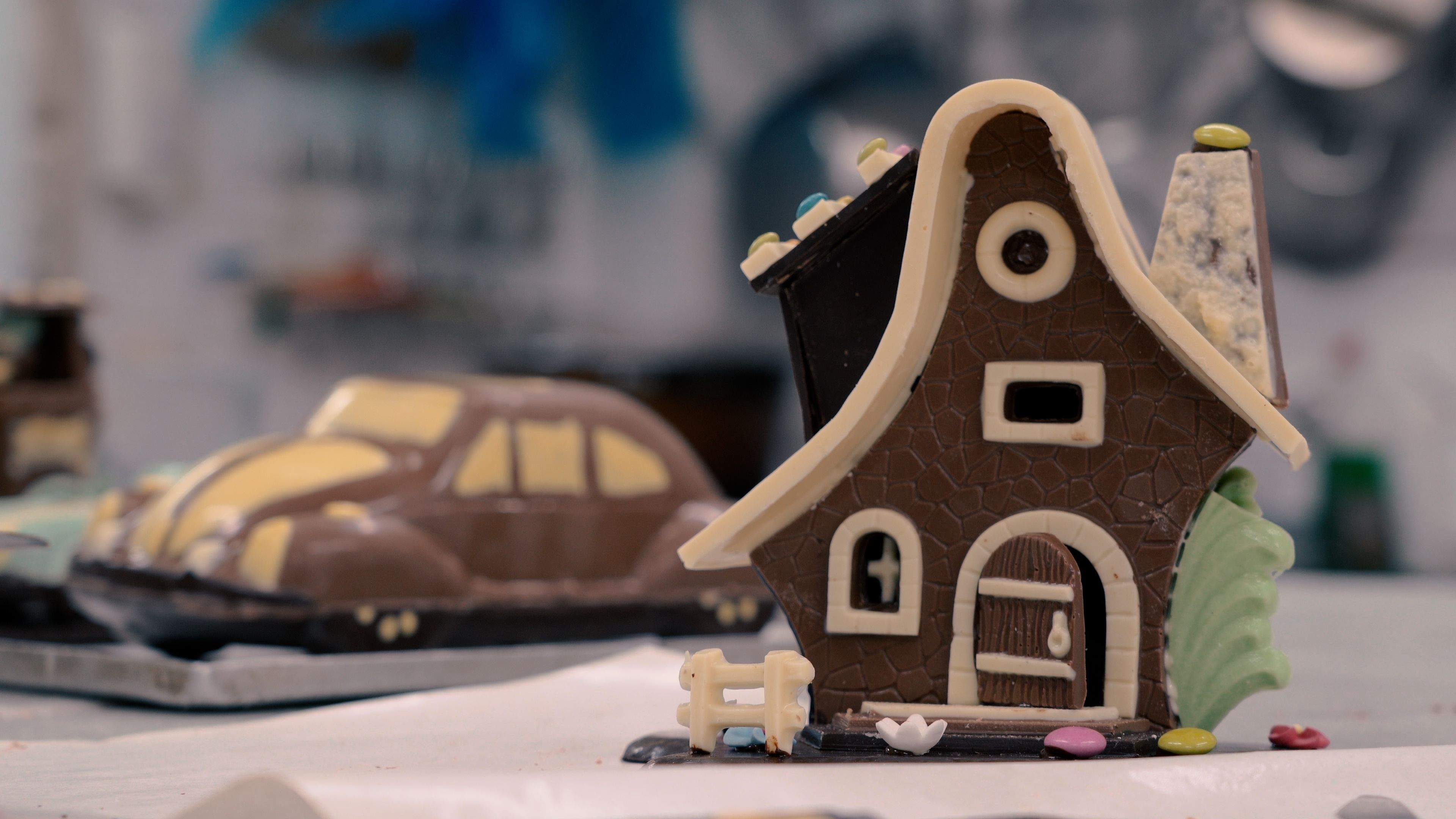 Figures de xocolata a l'obrador de la pastisseria Estopiñan