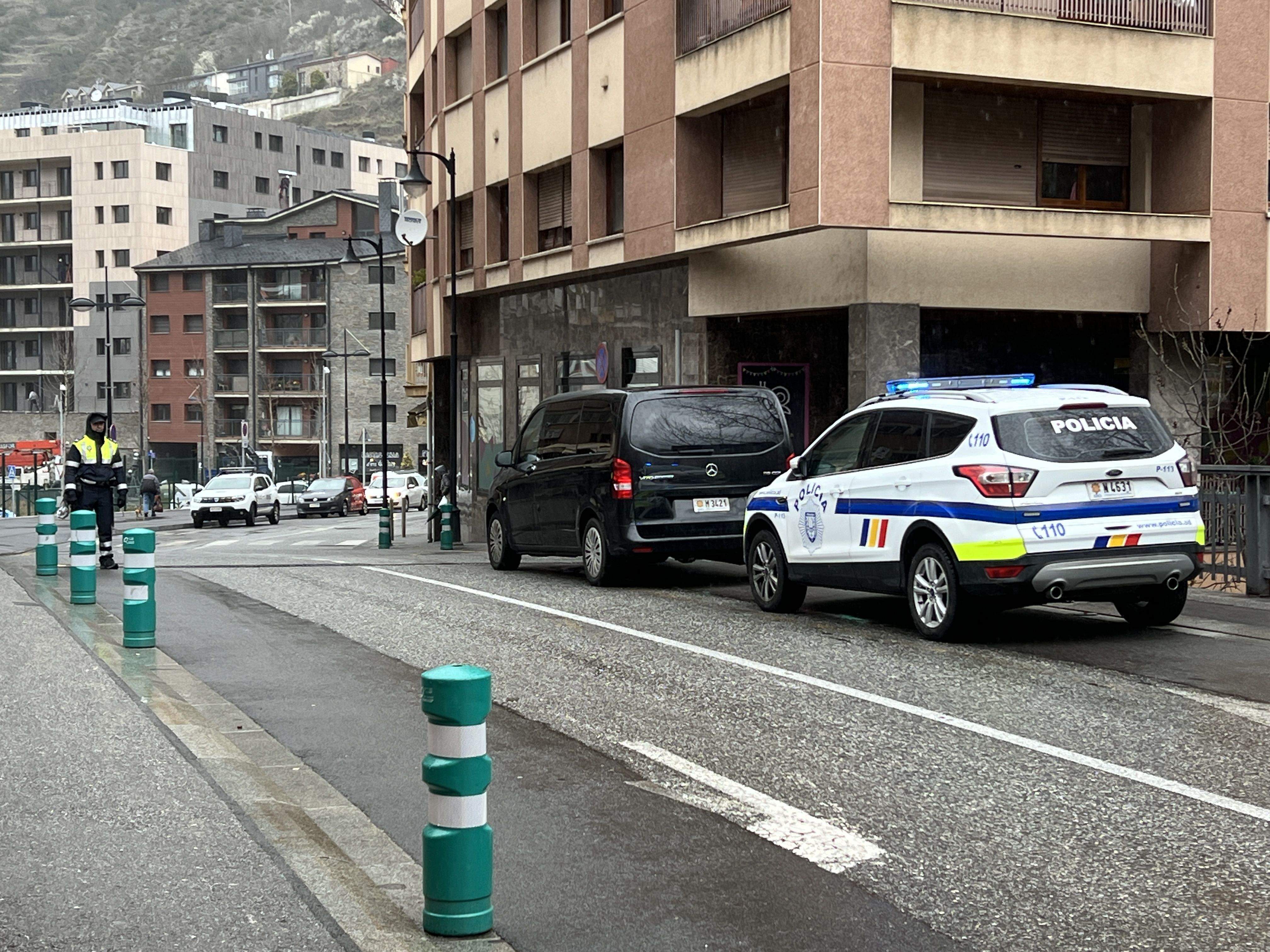 Els cotxes policials al costat de l'edifici on han succeït els fets.