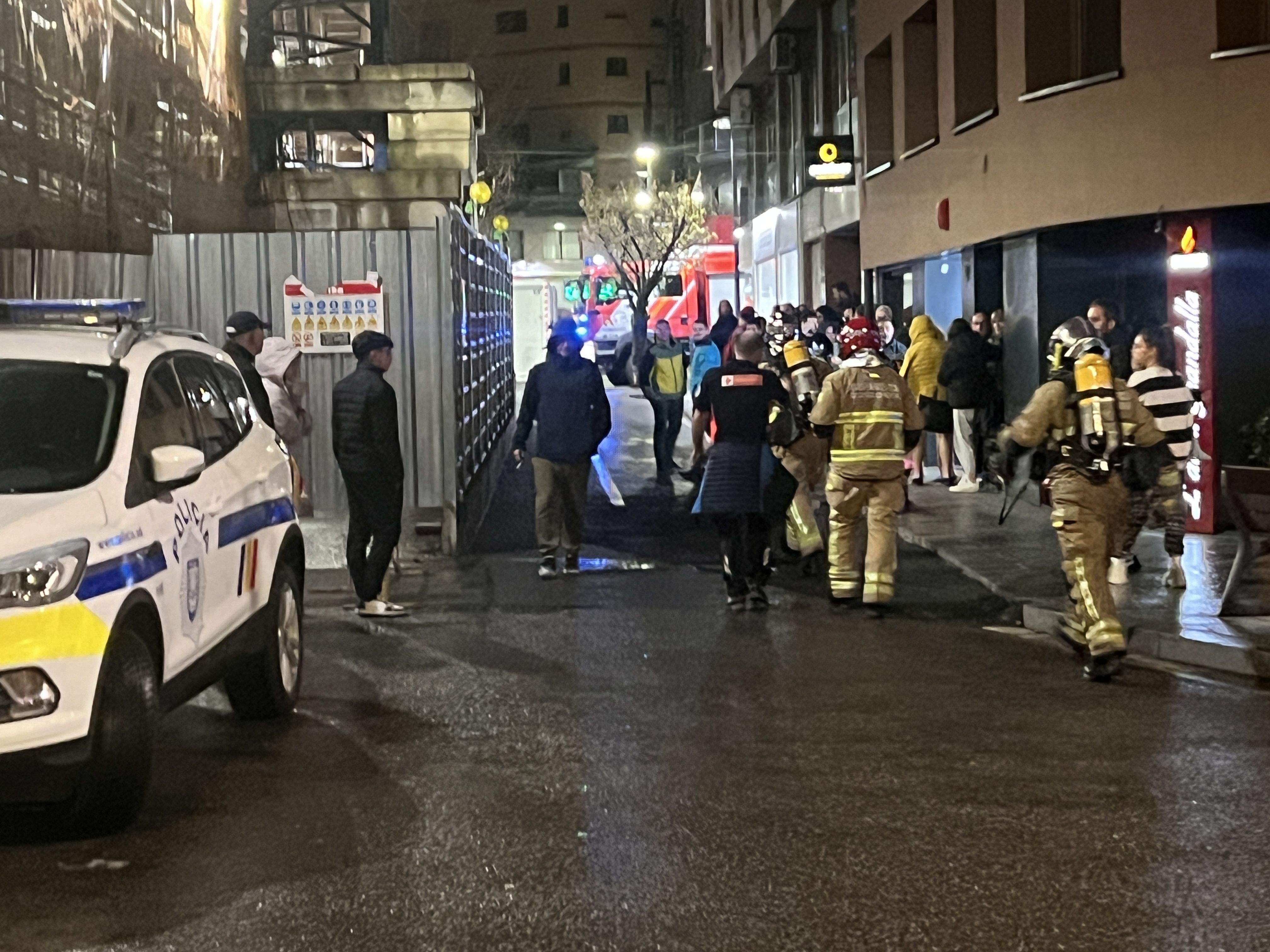 Els bombers arribant a lloc, on ja esperen els ocupants de l'edifici, desallotjats.