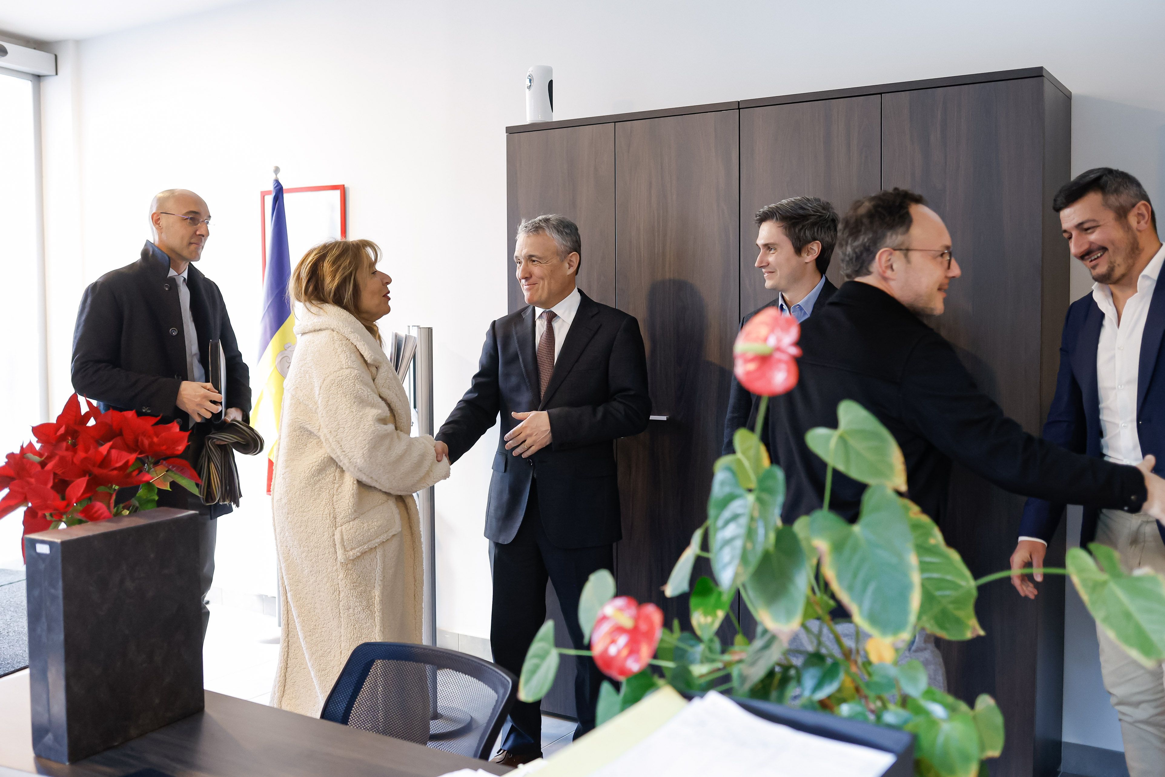 Conxita Marsol saluda Josep Maria Pla en una visita a l'Institut Nacional de l'Habitatge.