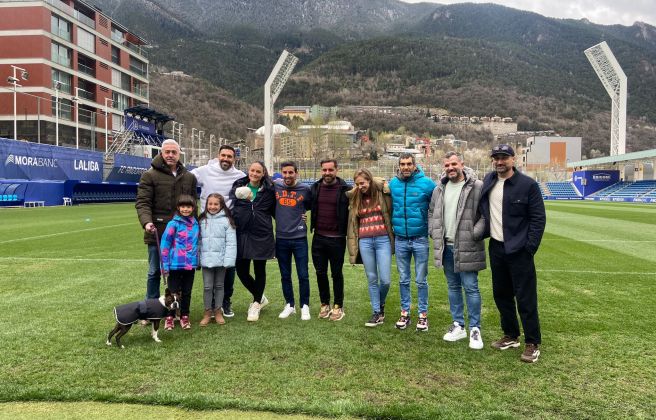Foto de família del cercle més íntim d'Eder Sarabia per tancar la seva etapa. Foto de família del cercle més íntim d'Eder Sarabia per tancar la seva etapa.