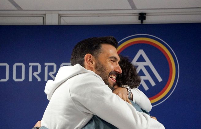 La roda de premsa ha tancat amb una abraçada entre Eder Sarabia i Jaume Nogués. La roda de premsa ha tancat amb una abraçada entre Eder Sarabia i Jaume Nogués.