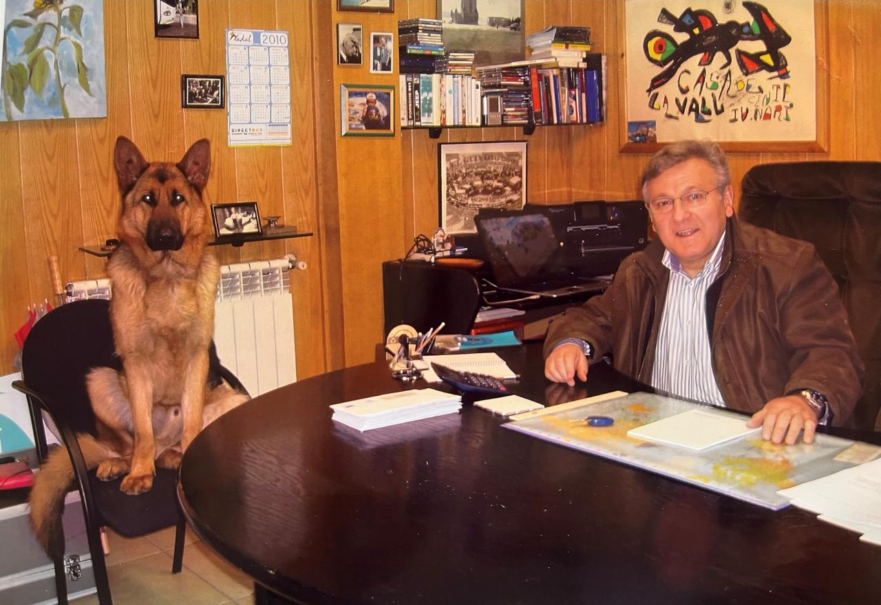 Joan Nadal amb una de les mascotes que va tenir al despatx que tenia a Autocars Nadal.
