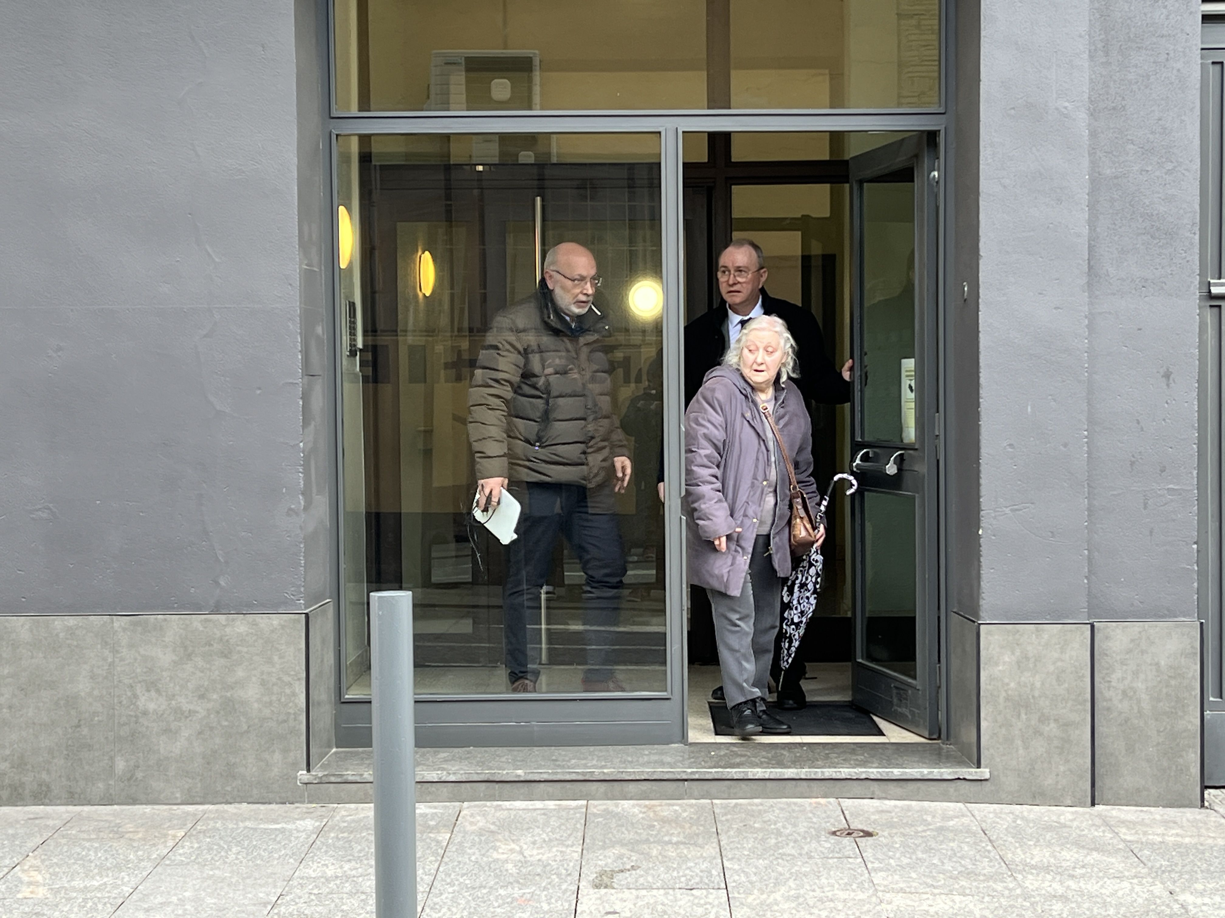 Isabel Ruiz surt de l'edifici acompanyada de Joan Carles Villaverde i Emili Campos.