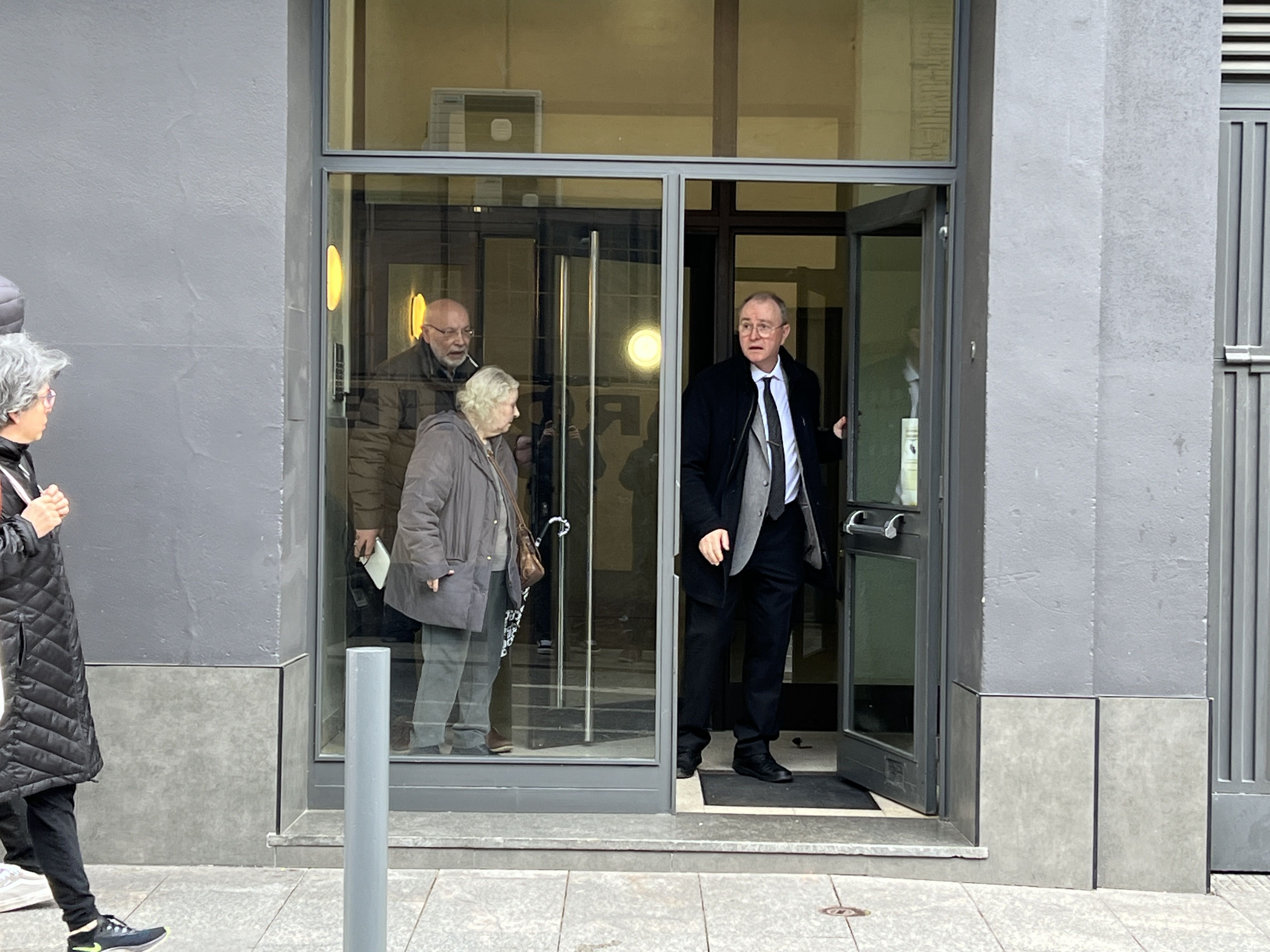 A punt per a la sortida. A punt per a la sortida.