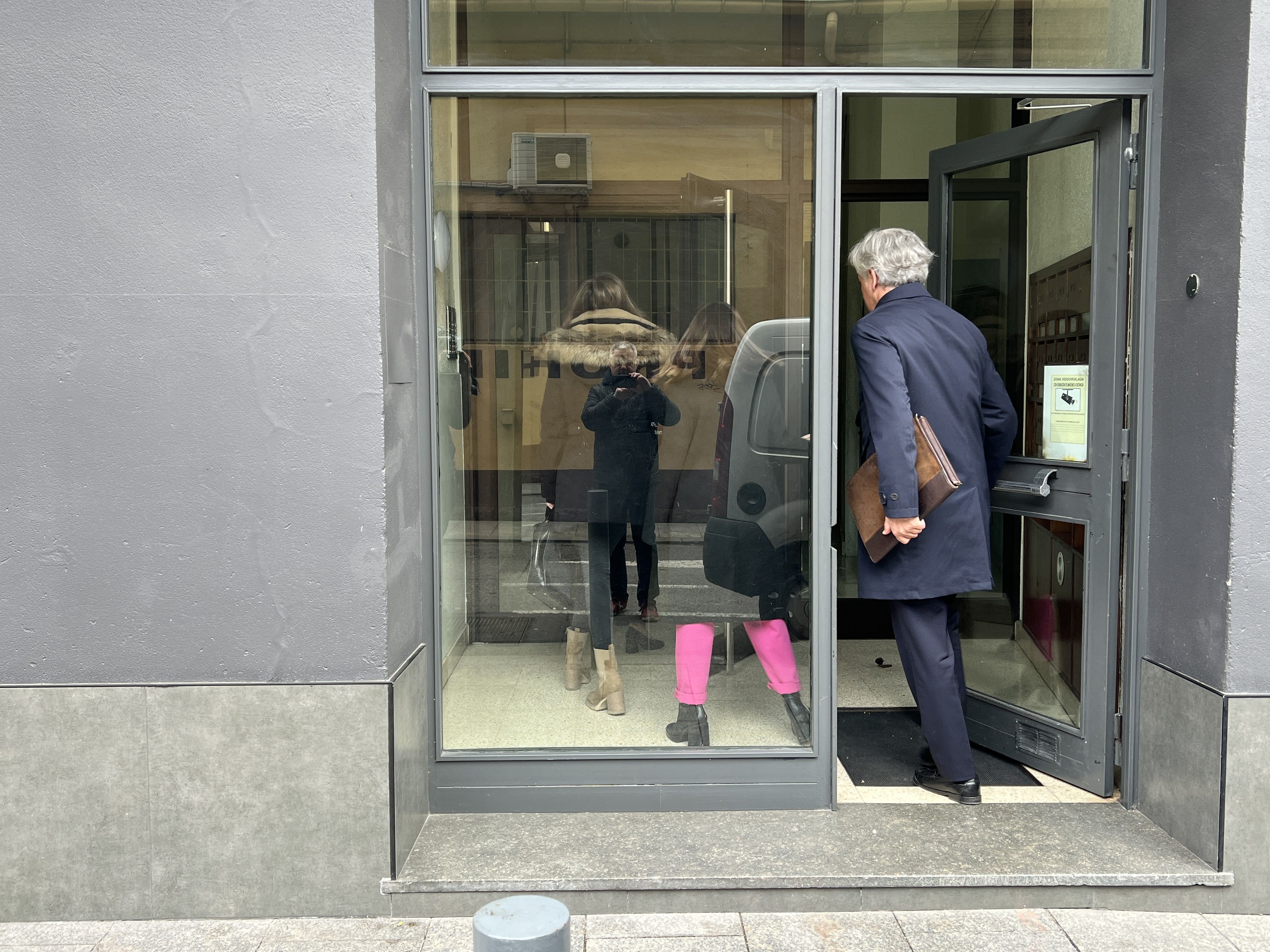 Els advocats de la propietat accedint a l'edifici. Els advocats de la propietat accedint a l'edifici.